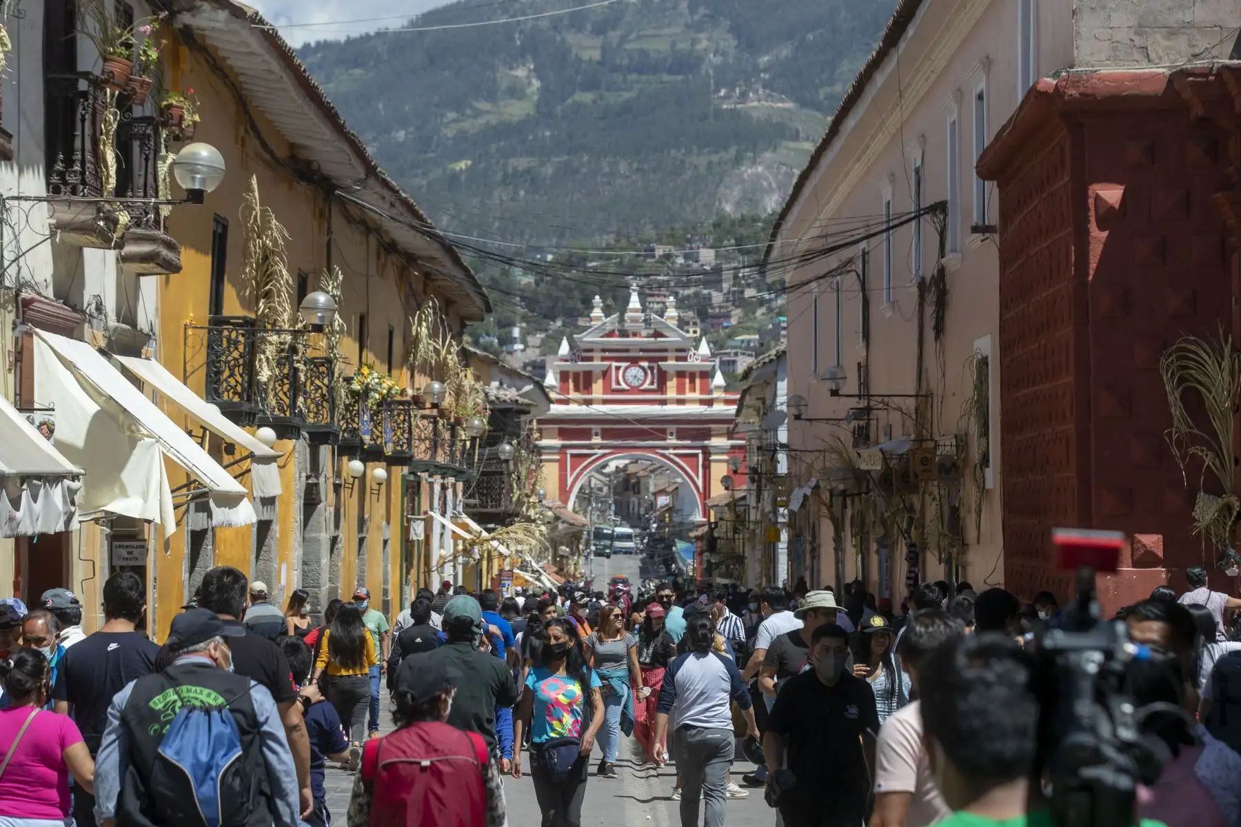 Hoy jueves santo las calles de Ayacucho se llenan de fieles y turistas que acuden a las iglesias y aprovechan en conocer la ciudad, paseando por ferias artesanales y los lugares turísticos. 
Foto: ANDINA/Carla Patiño