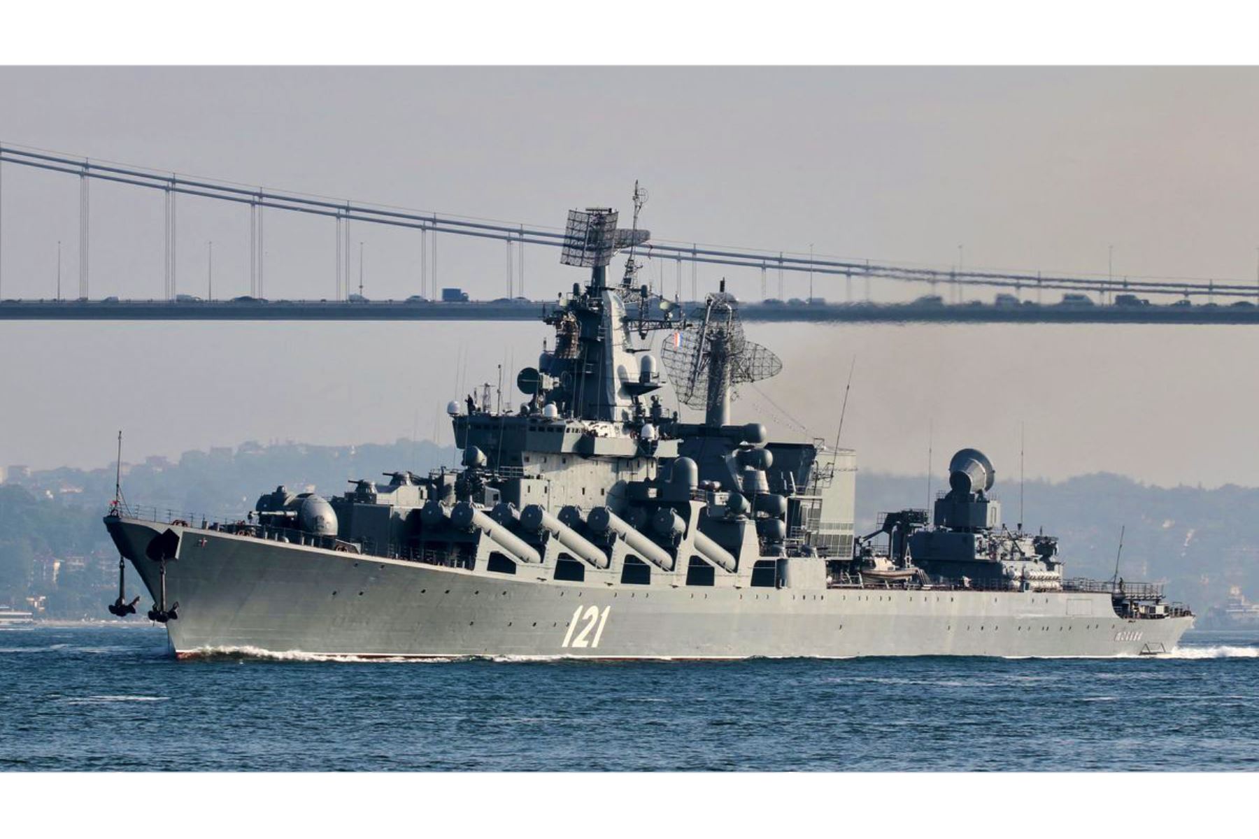 En la noche del miércoles al jueves, el ministerio ruso reconoció importantes daños en la nave. Foto: AFP.