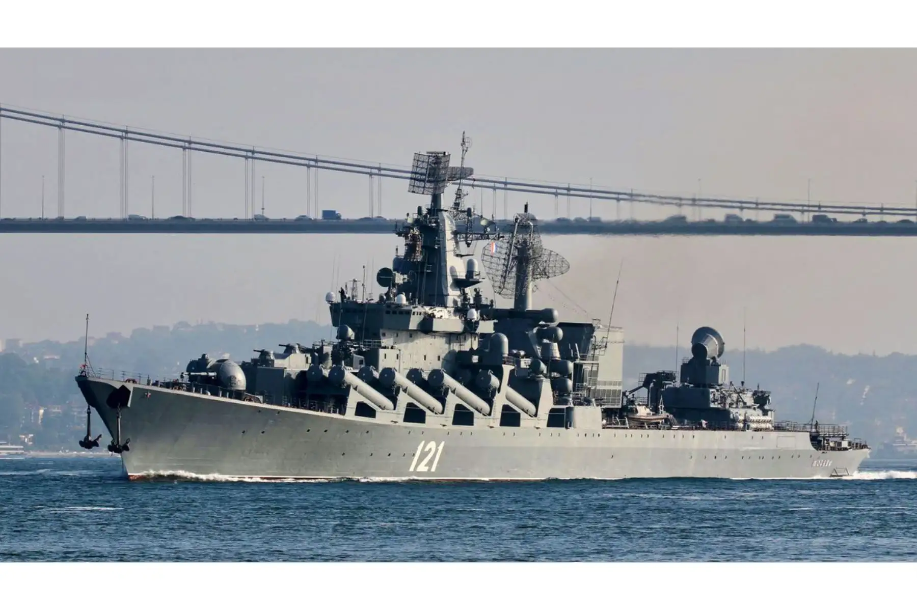 En la noche del miércoles al jueves, el ministerio ruso reconoció importantes daños en la nave. Foto: AFP.
