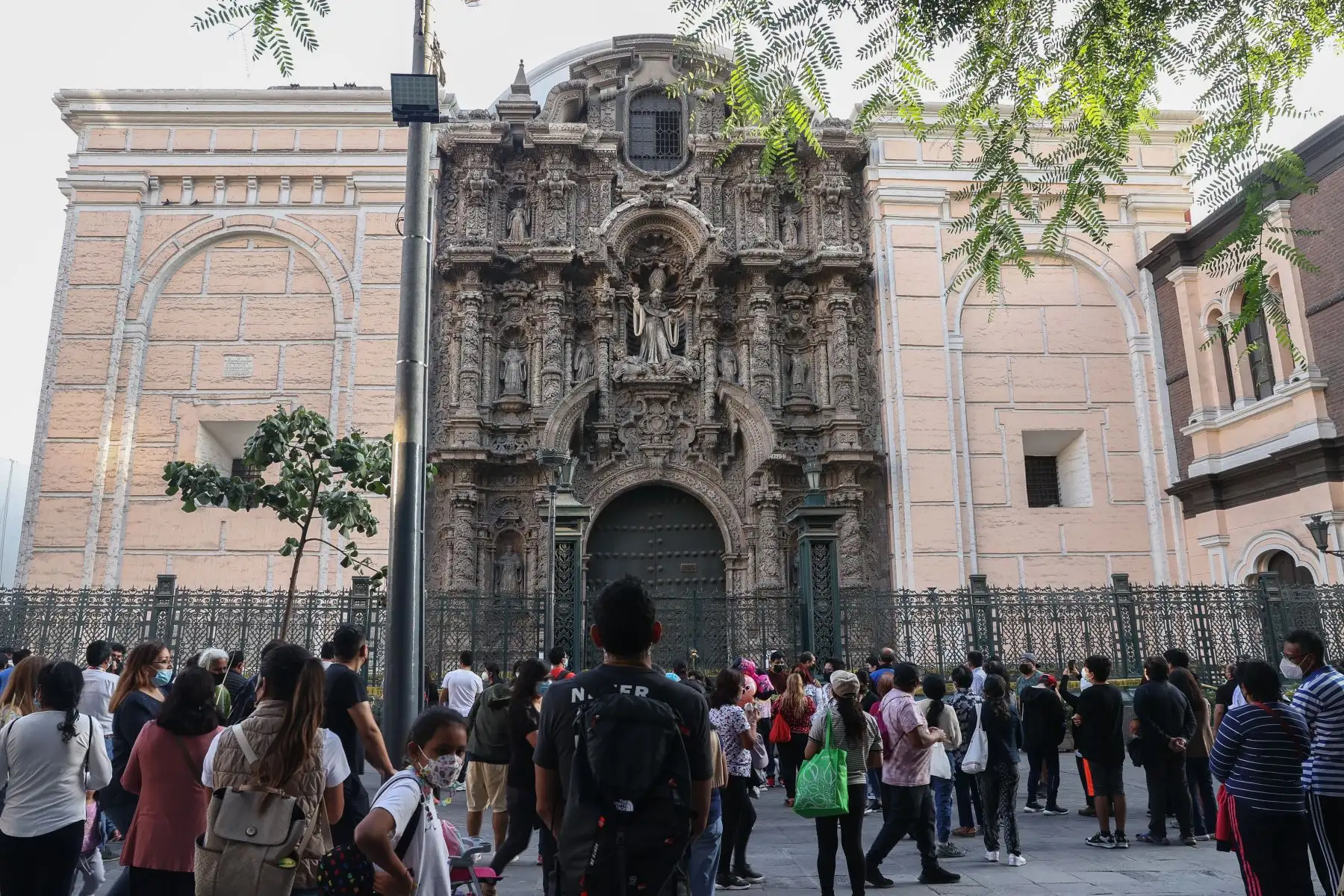 Miles de ciudadanos se animaron a visitar el Centro de Lima, familias enteras aprovecharon este feriado largo para poder salir a recorrer las calles y visitar las diferentes iglesias del centro histórico.  
Foto: ANDINA/Melina Mejía
