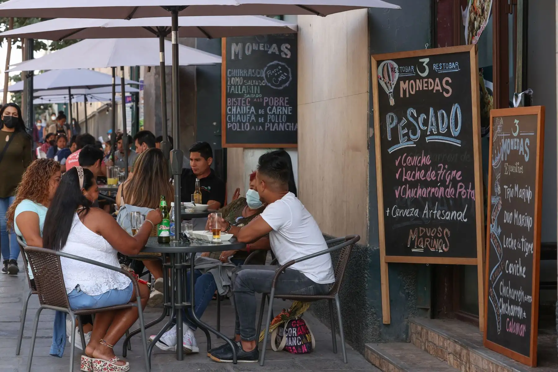Miles de ciudadanos se animaron a visitar el Centro de Lima, familias enteras aprovecharon este feriado largo para poder salir a recorrer las calles y visitar las diferentes iglesias del centro histórico.  
Foto: ANDINA/Melina Mejía