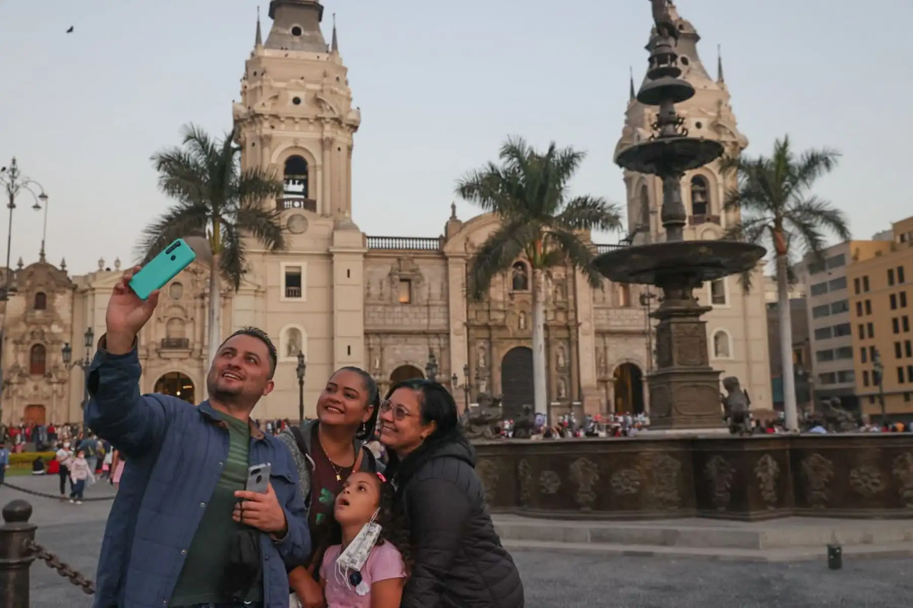 Miles de ciudadanos se animaron a visitar el Centro de Lima, familias enteras aprovecharon este feriado largo para poder salir a recorrer las calles y visitar las diferentes iglesias del centro histórico.  
Foto: ANDINA/Melina Mejía