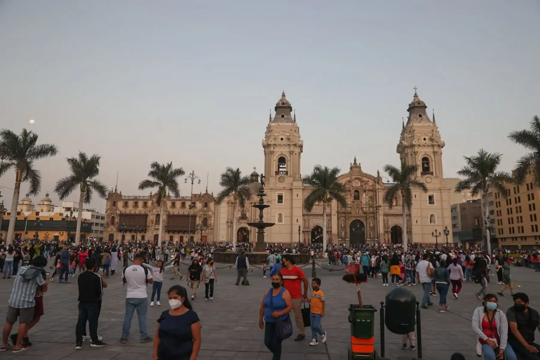Miles de ciudadanos se animaron a visitar el Centro de Lima, familias enteras aprovecharon este feriado largo para poder salir a recorrer las calles y visitar las diferentes iglesias del centro histórico.  
Foto: ANDINA/Melina Mejía