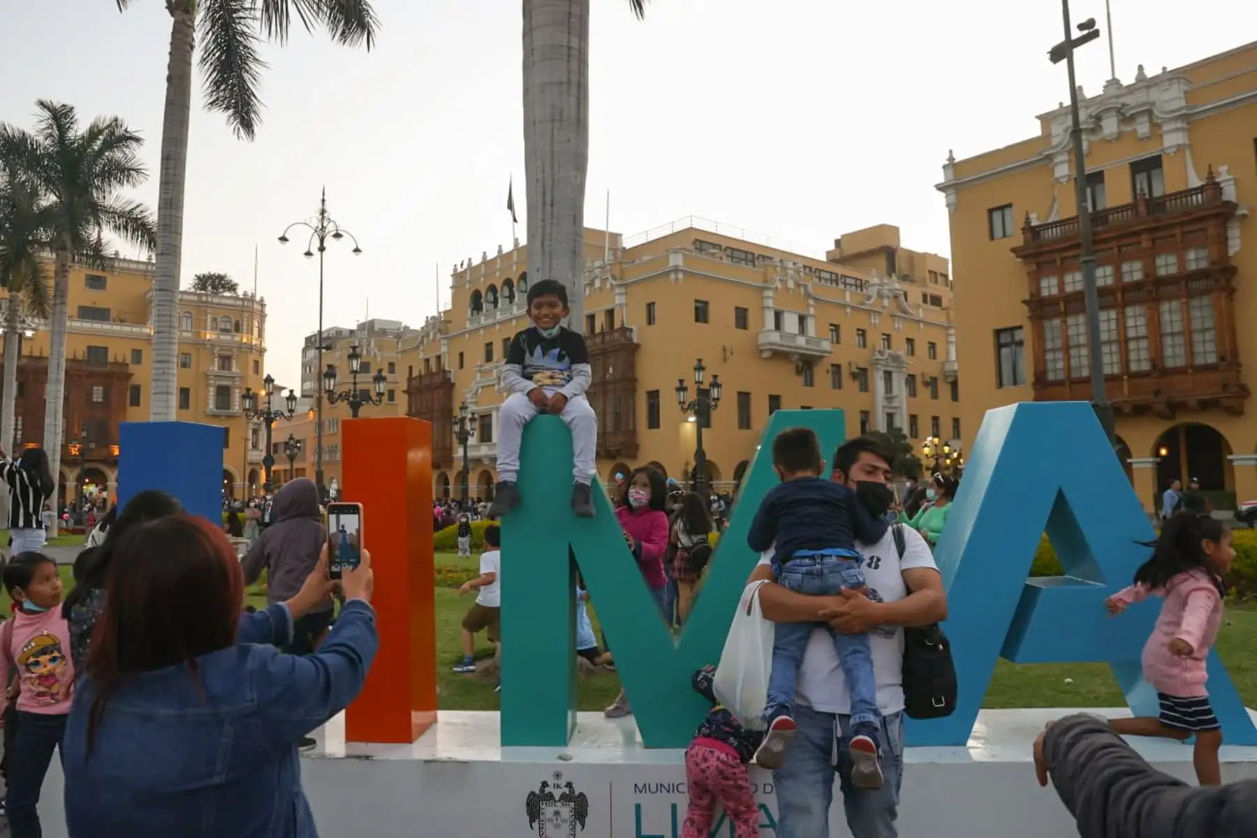 Miles de ciudadanos se animaron a visitar el Centro de Lima, familias enteras aprovecharon este feriado largo para poder salir a recorrer las calles y visitar las diferentes iglesias del centro histórico.  
Foto: ANDINA/Melina Mejía