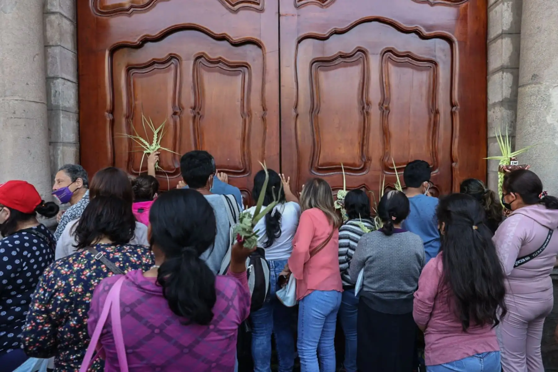 Miles de ciudadanos se animaron a visitar el Centro de Lima, familias enteras aprovecharon este feriado largo para poder salir a recorrer las calles y visitar las diferentes iglesias del centro histórico.  
Foto: ANDINA/Melina Mejía