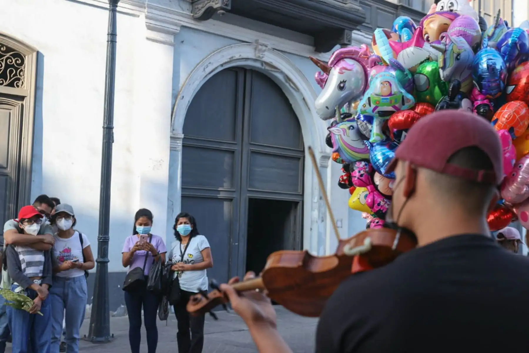 Miles de ciudadanos se animaron a visitar el Centro de Lima, familias enteras aprovecharon este feriado largo para poder salir a recorrer las calles y visitar las diferentes iglesias del centro histórico.  
Foto: ANDINA/Melina Mejía