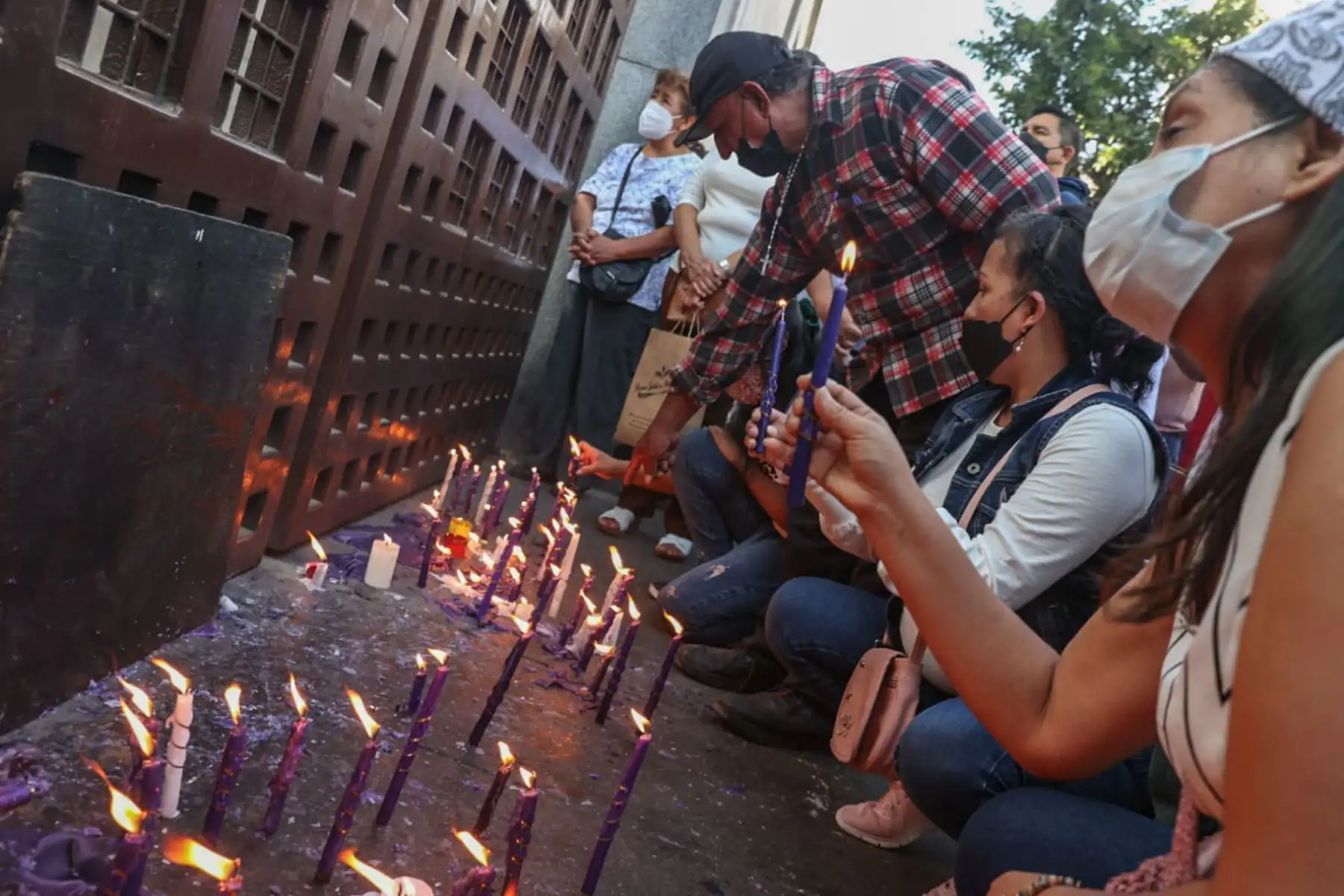 Miles de ciudadanos se animaron a visitar el Centro de Lima, familias enteras aprovecharon este feriado largo para poder salir a recorrer las calles y visitar las diferentes iglesias del centro histórico.  
Foto: ANDINA/Melina Mejía