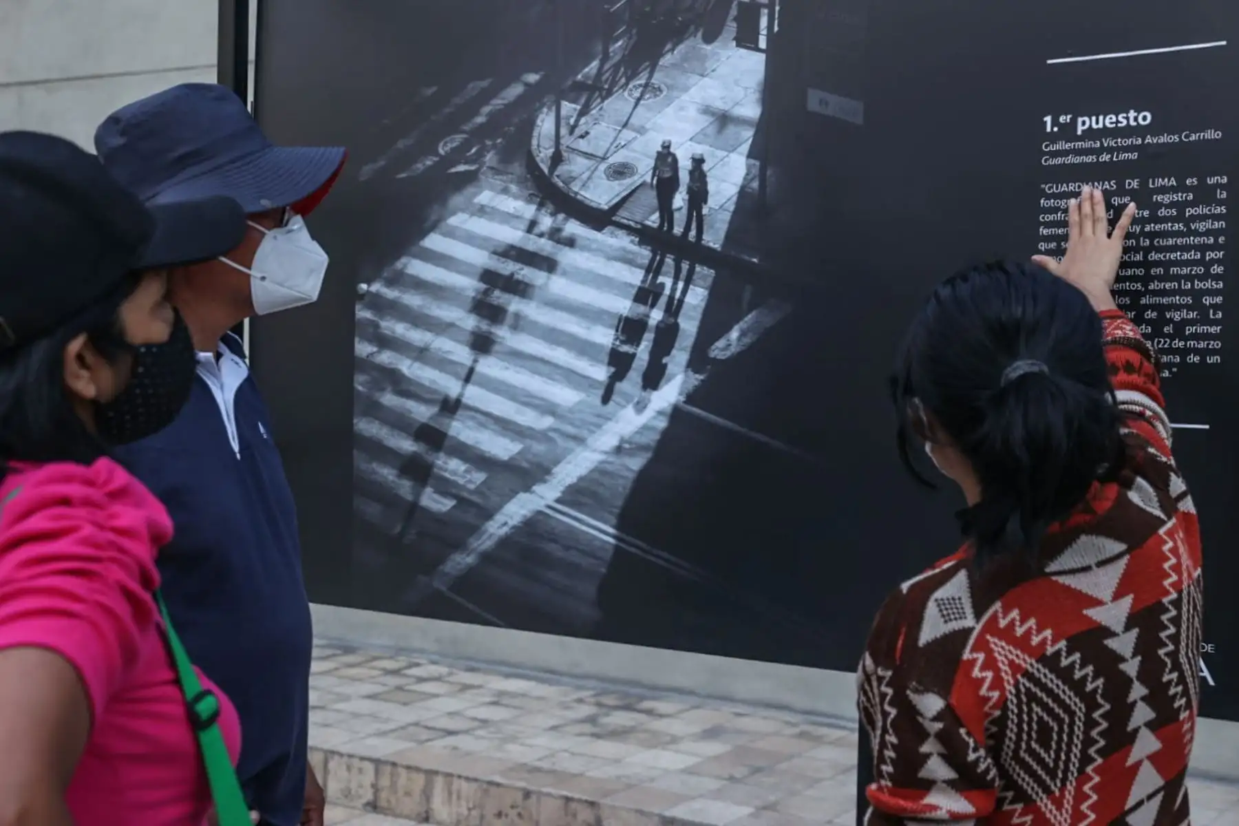 Miles de ciudadanos se animaron a visitar el Centro de Lima, familias enteras aprovecharon este feriado largo para poder salir a recorrer las calles y visitar las diferentes iglesias del centro histórico.  
Foto: ANDINA/Melina Mejía