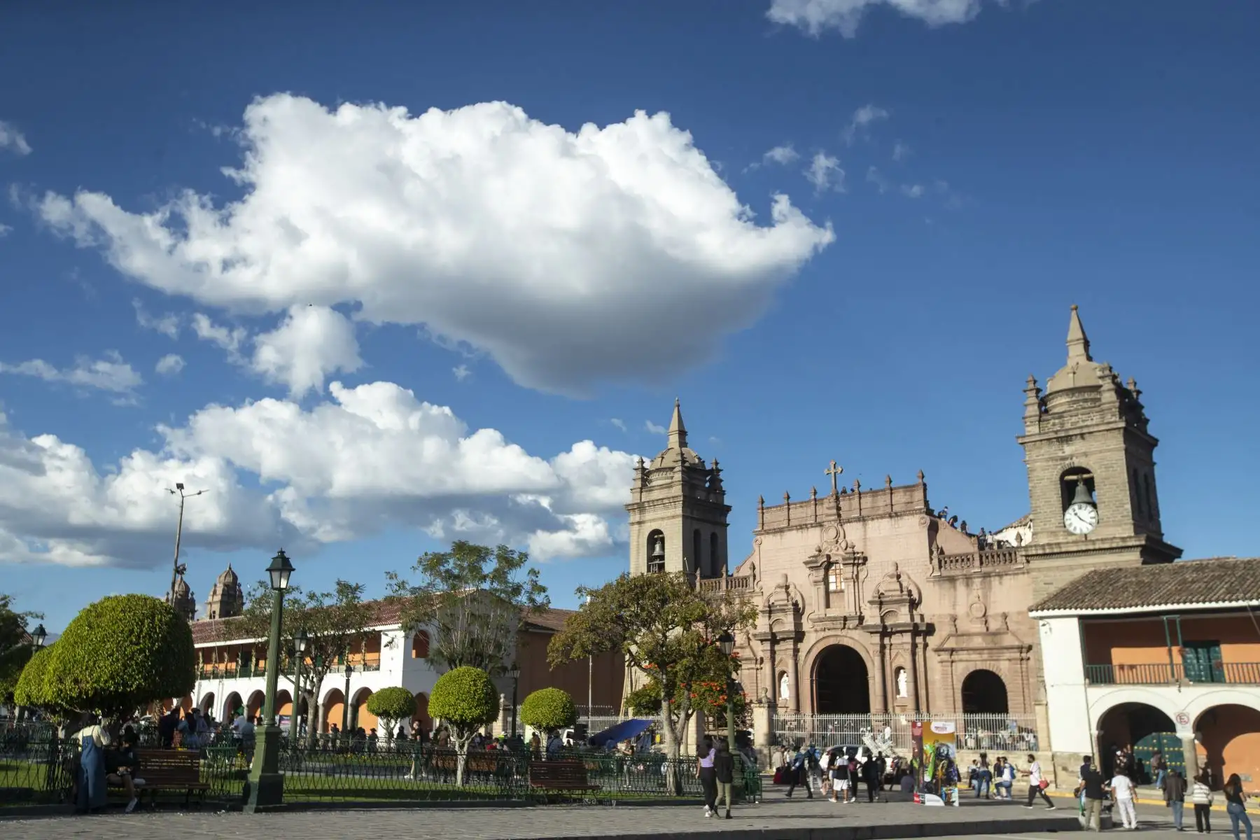 La Semana Santa en Ayacucho, la ciudad de las 33 iglesias, es considerada la celebración religiosa más importante del Perú. Luego de dos años de suspender las actividades por la pandemia del COVID19, hoy las iglesias volvieron a abrir sus puertas para recibir a los fieles y devotos religiosos. 
Foto: ANDINA/Carla Patiño