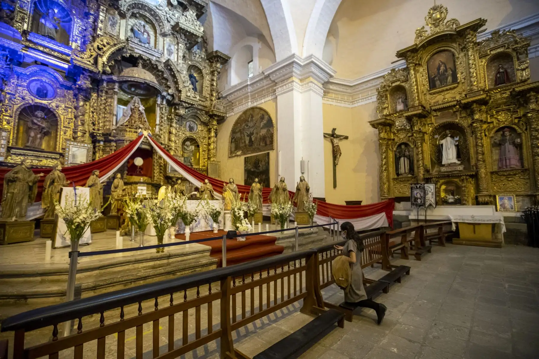 La tradición en Ayacucho y en el mundo cristiano, dicta en Jueves Santo el recorrido por las siete iglesias. Con el retorno de la Semana Santa en Ayacucho, la agencia Andina visitó algunos templos de la capital huamanguina entre las que destacan: Catedral de Ayacucho, Iglesia San Francisco de Paula, Templo de San Agustín, Iglesia de Santo Domingo entre otras.
Foto: ANDINA/Carla Patiño