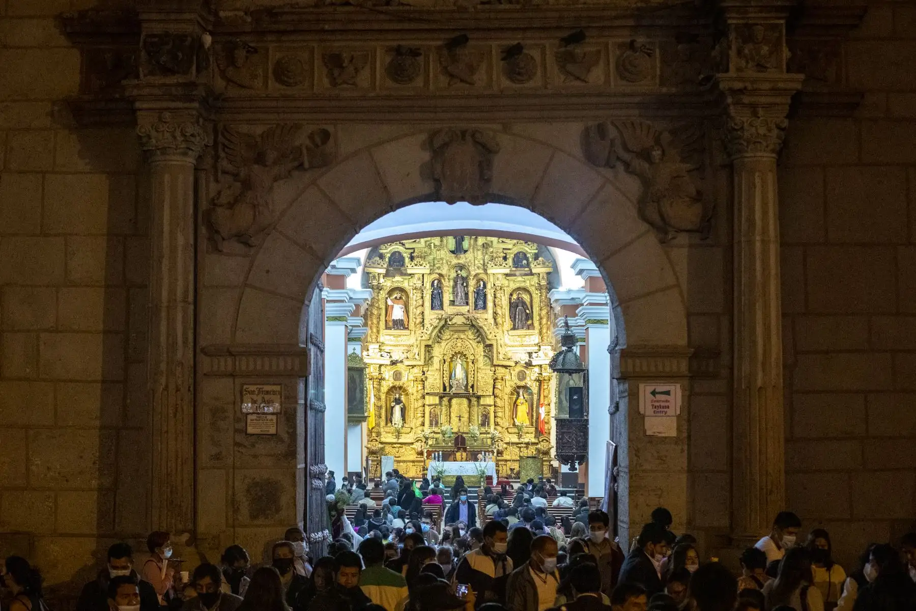 La tradición en Ayacucho y en el mundo cristiano, dicta en Jueves Santo el recorrido por las siete iglesias. Con el retorno de la Semana Santa en Ayacucho, la agencia Andina visitó algunos templos de la capital huamanguina entre las que destacan: Catedral de Ayacucho, Iglesia San Francisco de Paula, Templo de San Agustín, Iglesia de Santo Domingo entre otras.
Foto: ANDINA/Carla Patiño