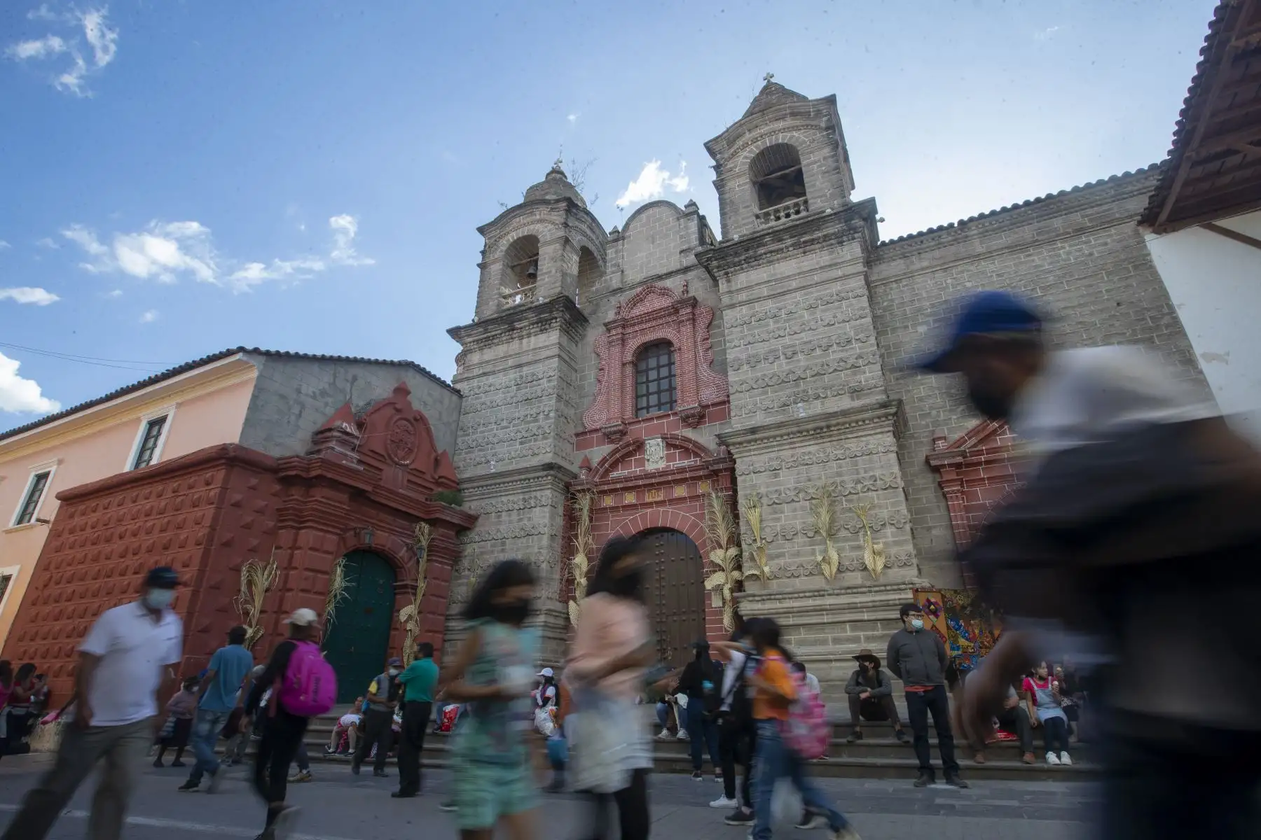 La tradición en Ayacucho y en el mundo cristiano, dicta en Jueves Santo el recorrido por las siete iglesias. Con el retorno de la Semana Santa en Ayacucho, la agencia Andina visitó algunos templos de la capital huamanguina entre las que destacan: Catedral de Ayacucho, Iglesia San Francisco de Paula, Templo de San Agustín, Iglesia de Santo Domingo entre otras.
Foto: ANDINA/Carla Patiño