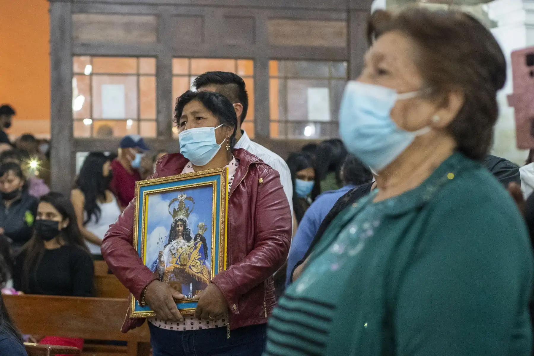 Cientos de personas hicieron el recorrido de las 7 iglesias con gran fervor, conmemorando la pasión, muerte y resurrección de Jesucristo con la originalidad cultural que caracteriza al pueblo ayacuchano.
Foto: ANDINA/Carla Patiño