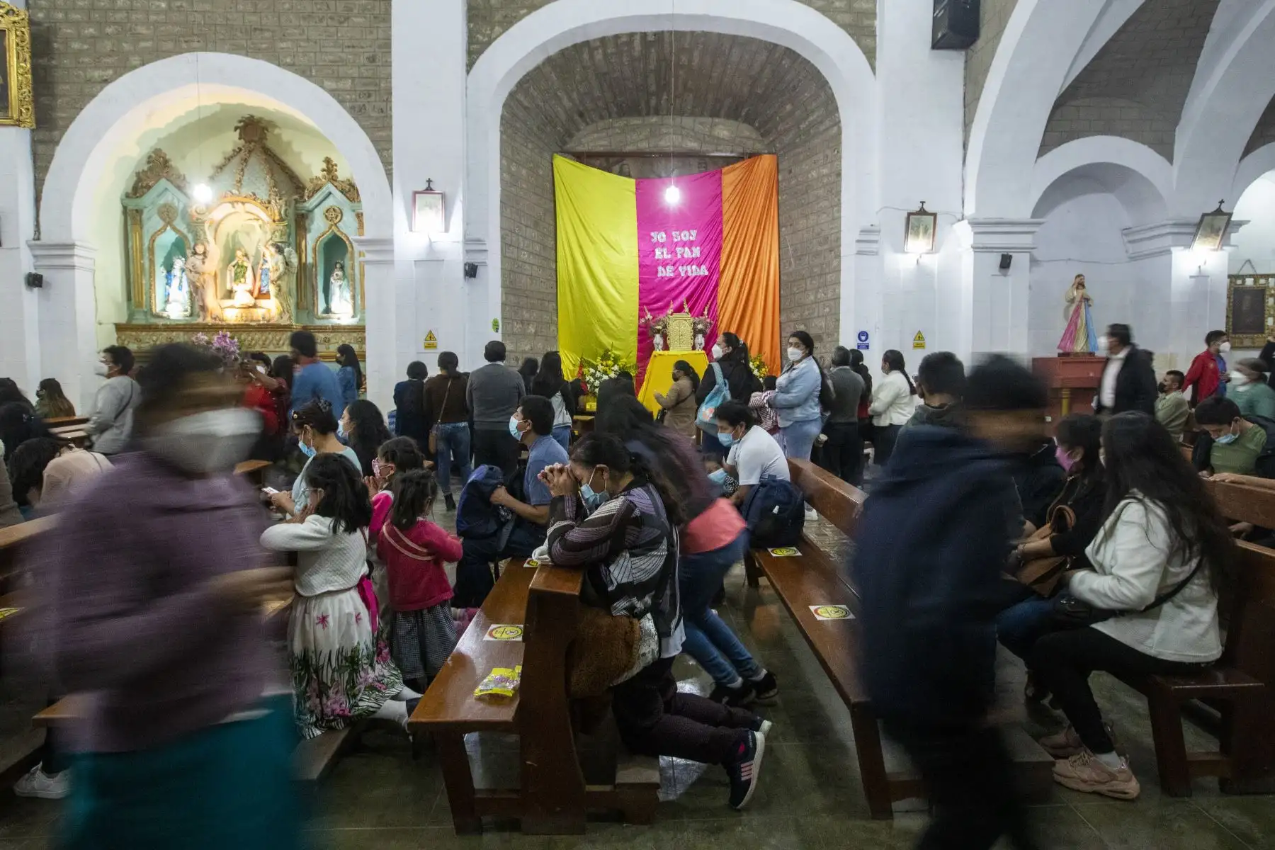 Cientos de personas hicieron el recorrido de las 7 iglesias con gran fervor, conmemorando la pasión, muerte y resurrección de Jesucristo con la originalidad cultural que caracteriza al pueblo ayacuchano.
Foto: ANDINA/Carla Patiño