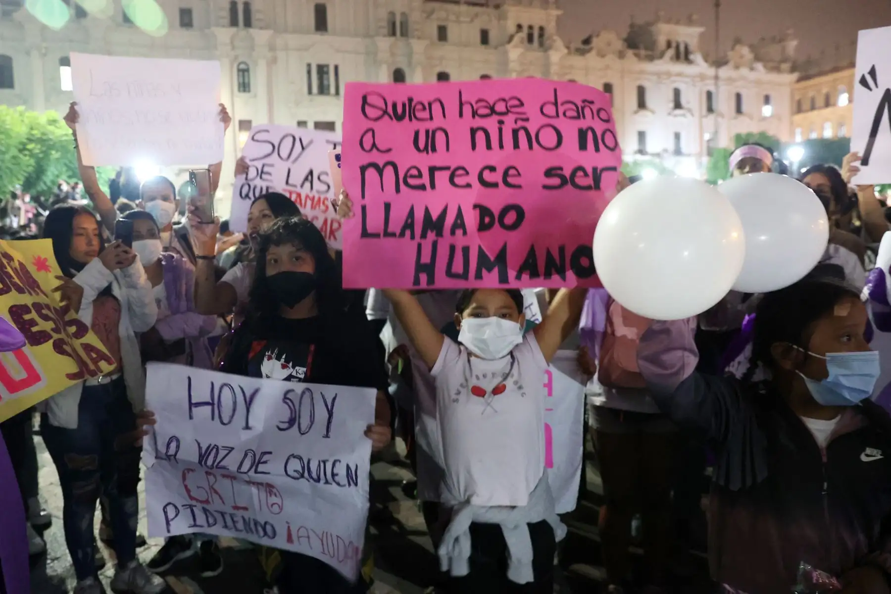 Cientos de personas salieron a las calles de Lima para mostrar su indignación y exigir que se dé una sanción ejemplar contra Juan Antonio Enríquez García (48), quien aceptó haber secuestrado a la menor de 3 años. 
Foto: ANDINA/Melina Mejía