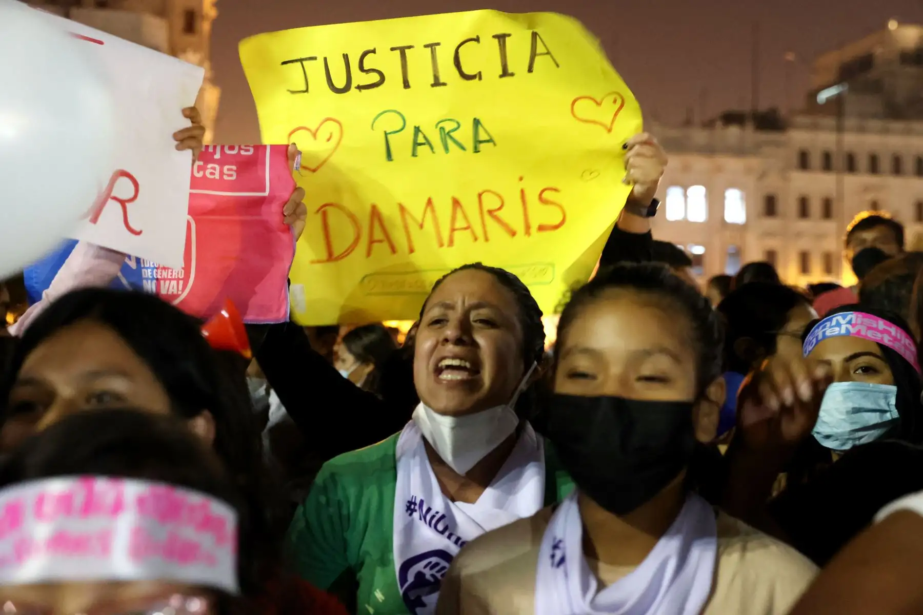 Cientos de personas salieron a las calles de Lima para mostrar su indignación y exigir que se dé una sanción ejemplar contra Juan Antonio Enríquez García (48), quien aceptó haber secuestrado a la menor de 3 años. 
Foto: ANDINA/Melina Mejía
