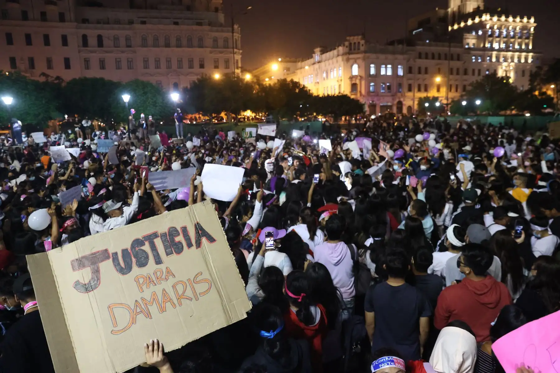 Cientos de personas salieron a las calles de Lima para mostrar su indignación y exigir que se dé una sanción ejemplar contra Juan Antonio Enríquez García (48), quien aceptó haber secuestrado a la menor de 3 años. 
Foto: ANDINA/Melina Mejía