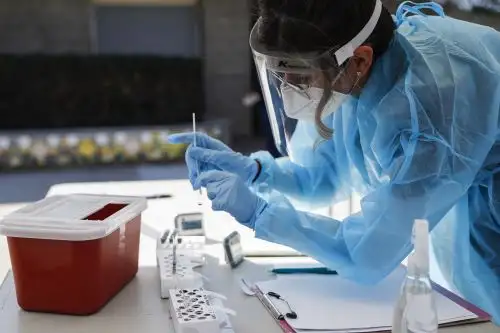 Una trabajadora de la salud recopila muestras de coronavirus, en Whittier, Estados Unidos, en una fotografía de archivo. Foto: EFE