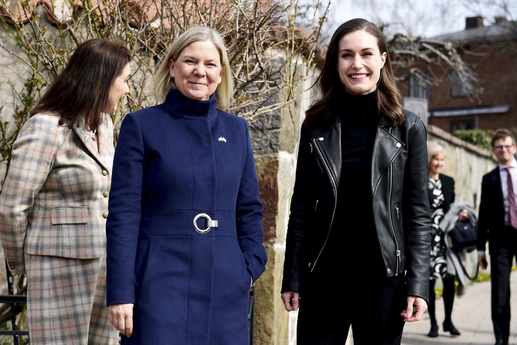 La primera ministra de Finlandia, Sanna Marin (derecha), y la líder sueca Magdalena Andersson en Estocolmo. Foto: AFP