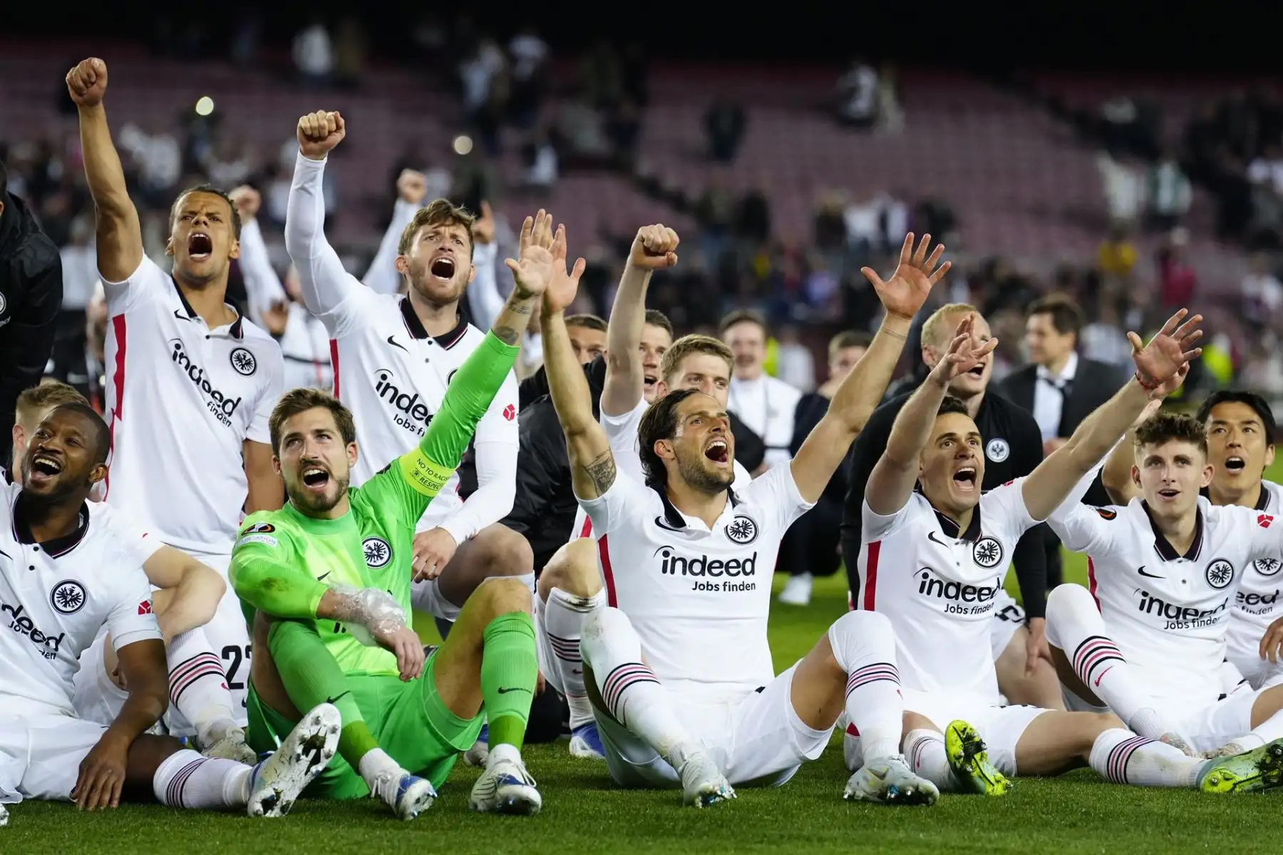 Los jugadores del Eintracht celebran el pase del equipo alemán a las semifinales de la Liga Europa tras derrotar al FC Barcelona en el encuentro que han disputado hoy jueves en el estadio del Camp Nou. 
Foto: ANDINA/EFE