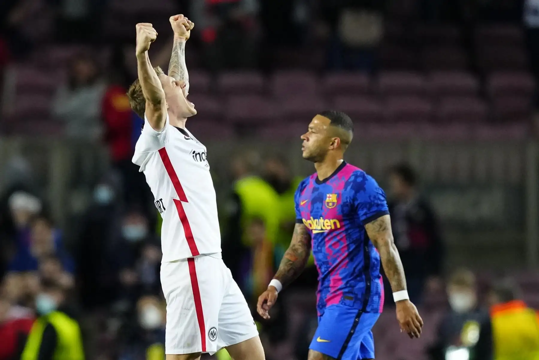 El centrocampista croata del Eintracht, Kristijan Jakic, celebra el pase del equipo alemán a las semifinales de la Liga Europa tras derrotar al FC Barcelona en el encuentro que han disputado hoy jueves frente al FC Barcelona en el estadio del Camp Nou.
Foto: ANDINA/EFE