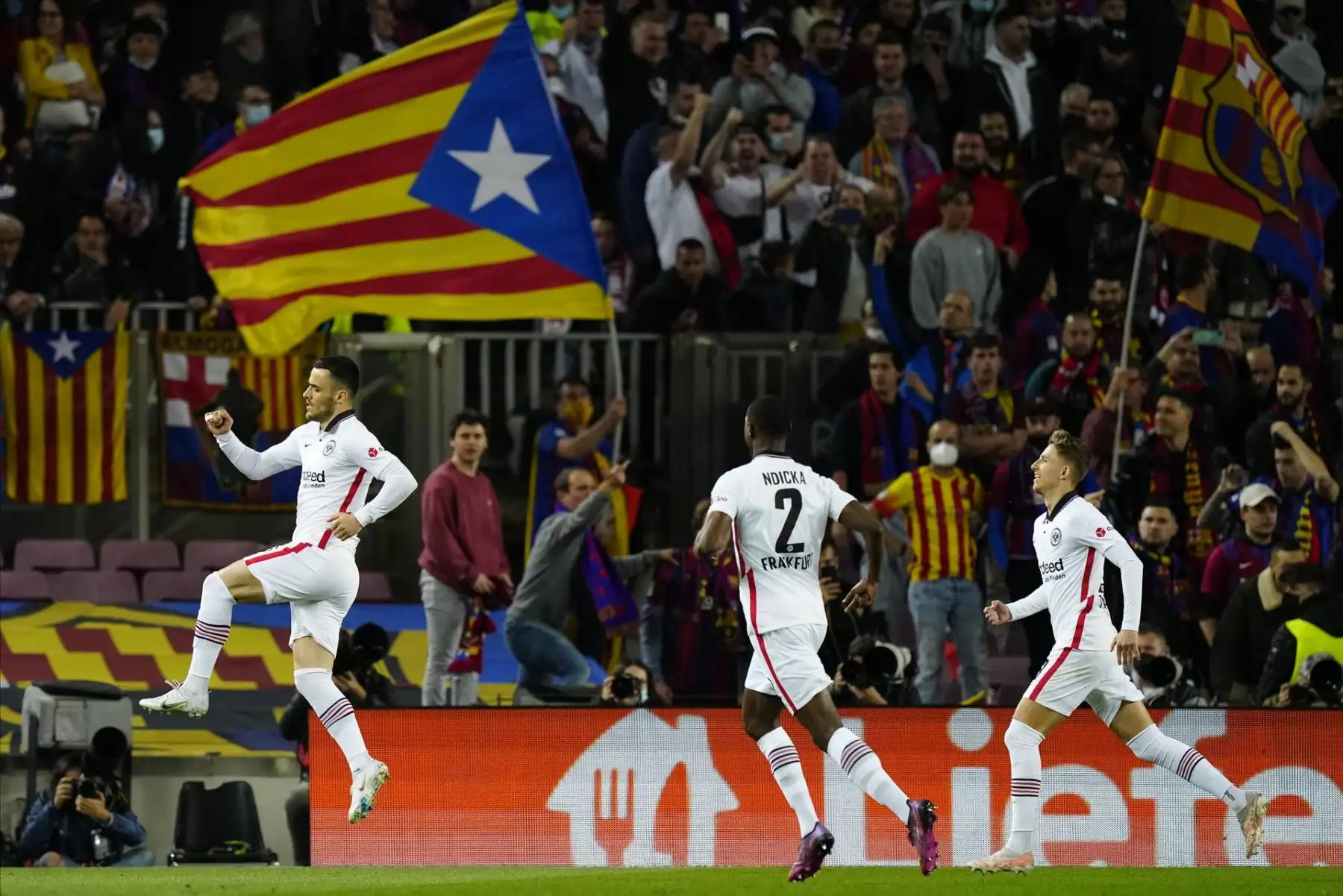 El centrocampista del Eintracht Frankfurt Filip Kostic (i), celebra el gol conseguido de penalti ante el FC Barcelona durante el partido de vuelta de los Cuartos de final de la Liga Europa, que disputan hoy en el Camp Nou.
Foto: ANDINA/EFE