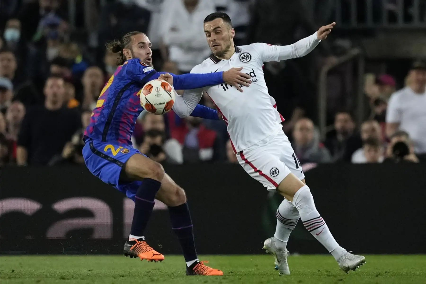 El centrocampista serbio del Eintracht, Filip Kostic (d), disputa el balón ante el defensa del FC Barcelona, Óscar Mingueza, durante el encuentro correspondiente a la vuelta de los cuartos de final de la Liga Europa que disputan hoy jueves en el estadio del Camp Nou.
Foto: ANDINA/EFE