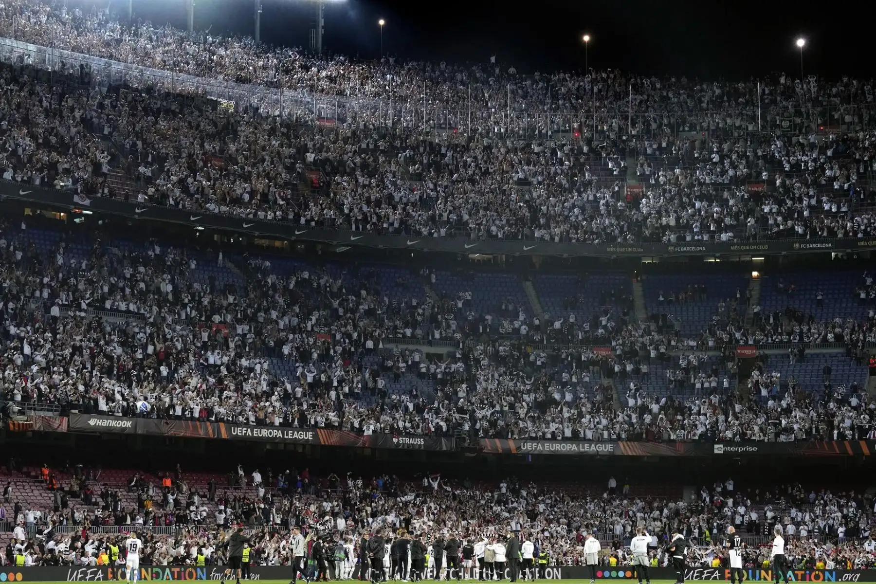 Los jugadores del Eintracht celebran con sus aficionados el pase del equipo alemán a las semifinales de la Liga Europa tras derrotar al FC Barcelona en el encuentro que han disputado hoy jueves en el estadio del Camp Nou. 
Foto: ANDINA/EFE