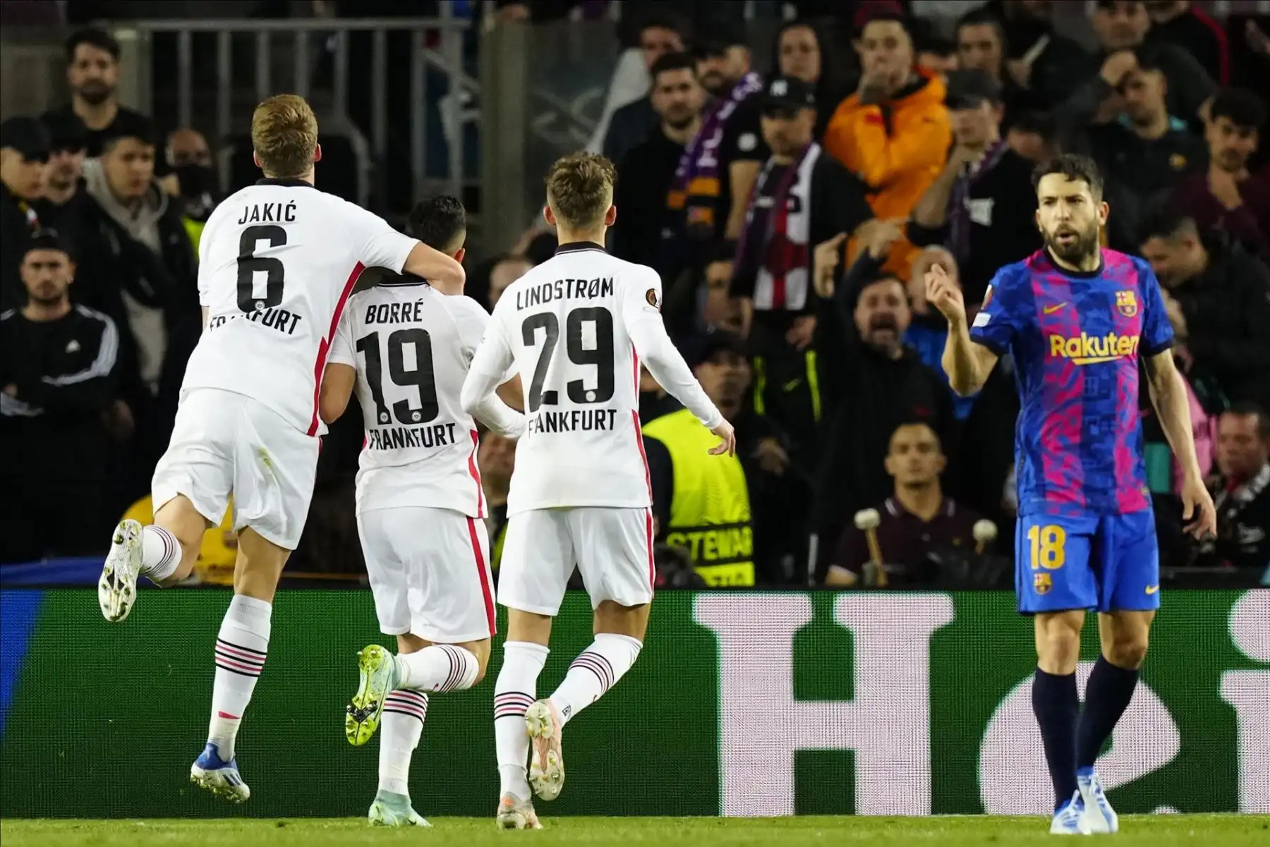Los jugadores del Eintracht celebran el segundo gol del equipo alemán durante el encuentro correspondiente a la vuelta de los cuartos de final de la Liga Europa que disputan hoy jueves frente al FC Barcelona en el estadio del Camp Nou.
Foto: ANDINA/EFE