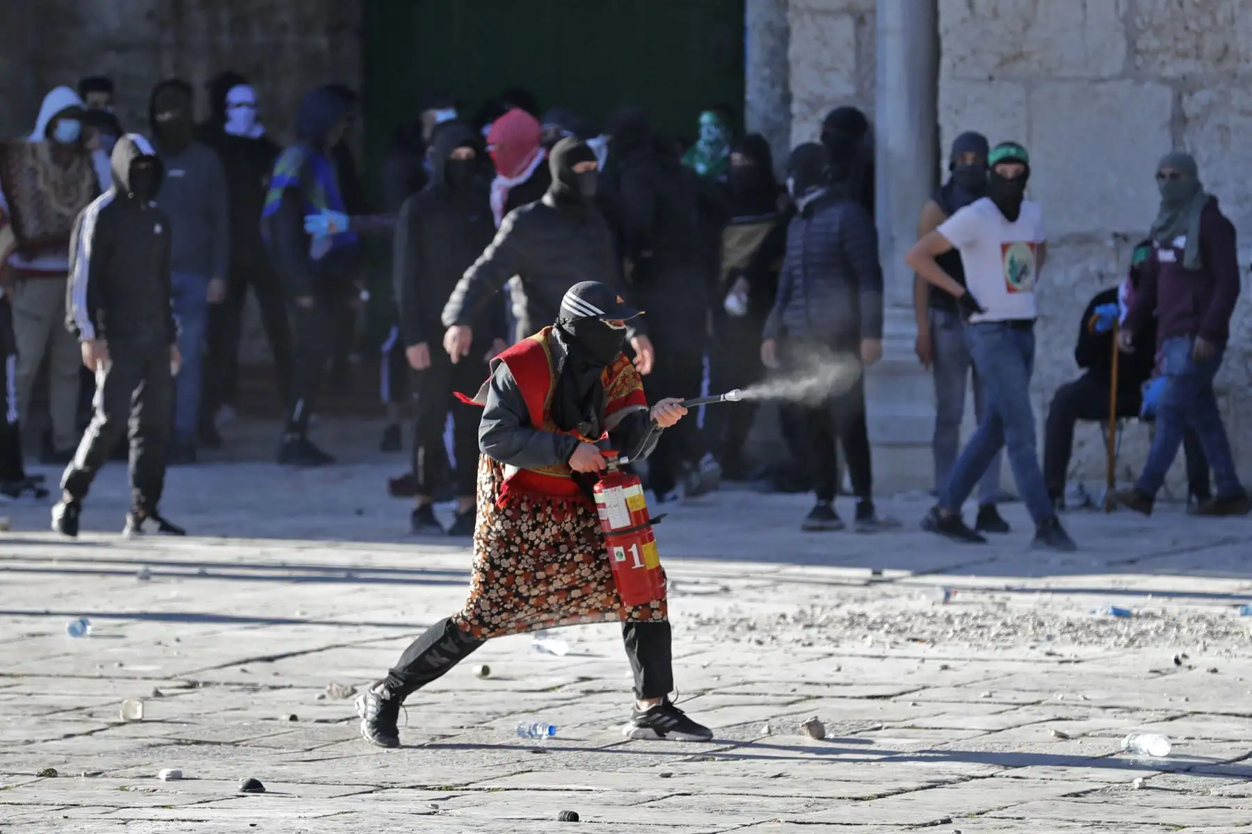 Un manifestante palestino usa un extintor de incendios durante los enfrentamientos con la policía israelí en el complejo de la mezquita Al-Aqsa de Jerusalén. Foto: AFP