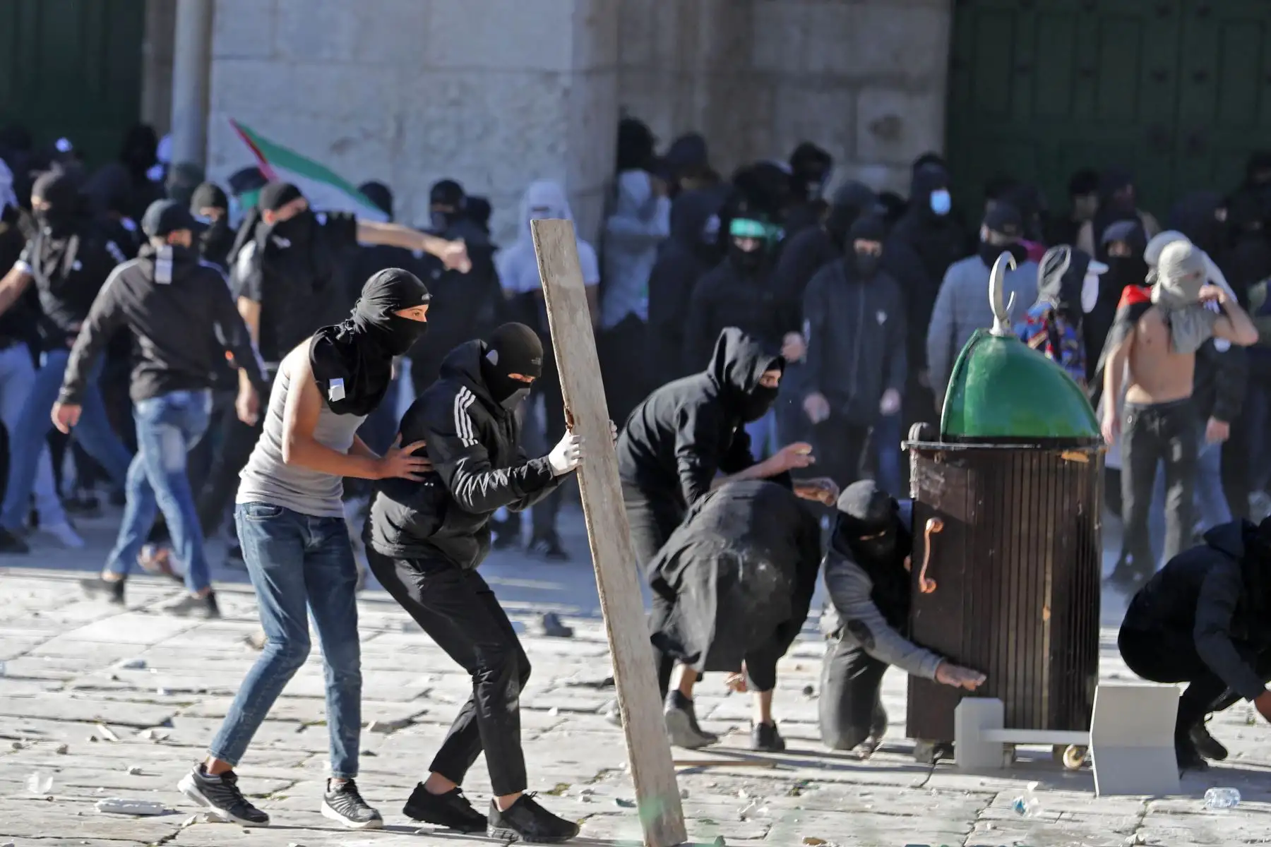 Manifestantes palestinos se enfrentan con la policía israelí en el complejo de la mezquita Al-Aqsa de Jerusalén. Foto: AFP