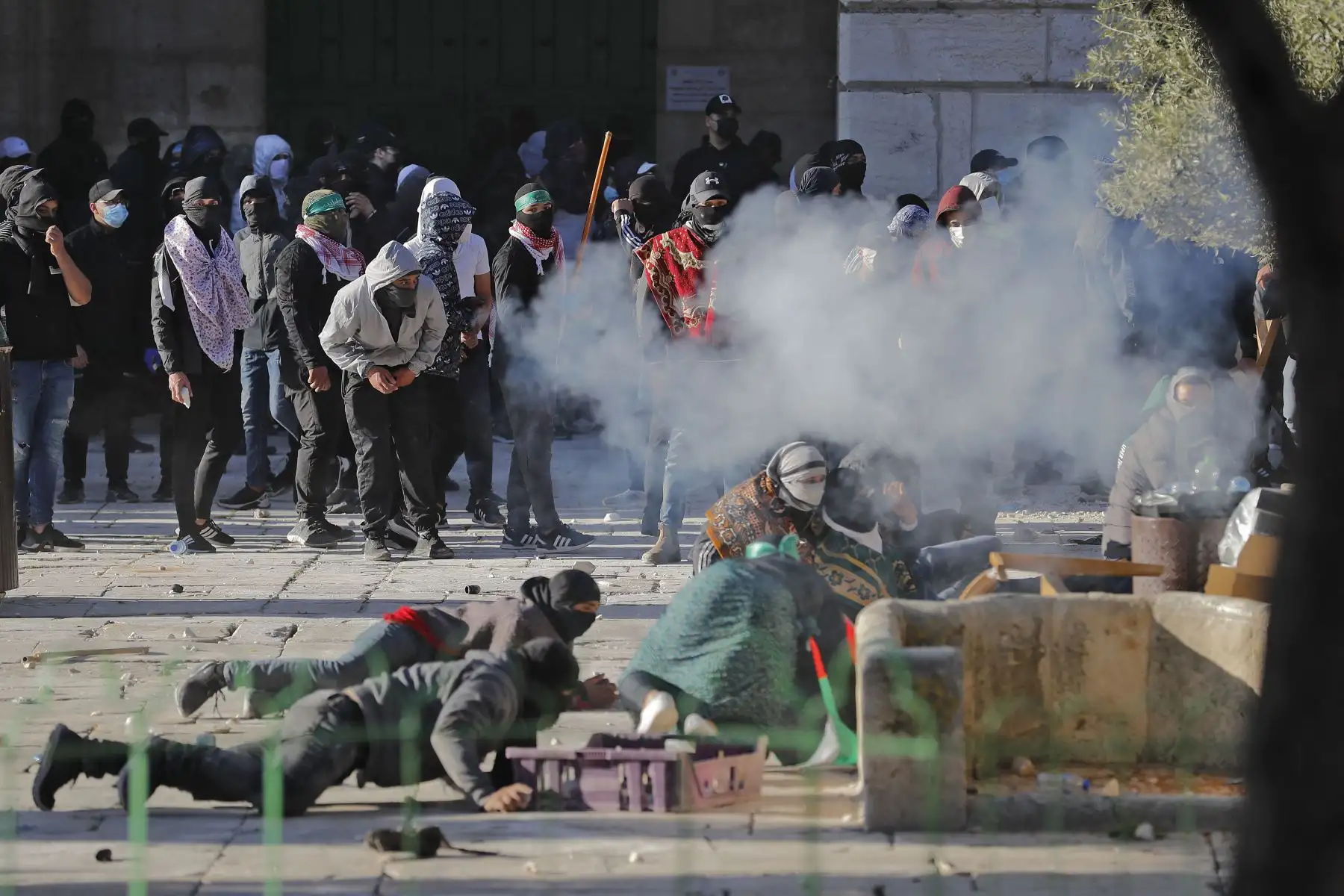 Manifestantes palestinos se enfrentan con la policía israelí en el complejo de la mezquita Al-Aqsa de Jerusalén. Foto: AFP