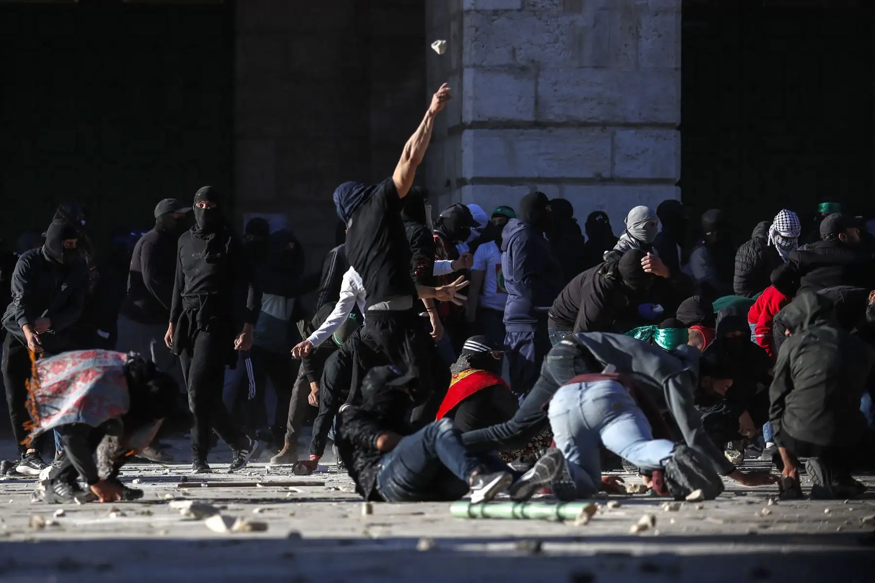 Manifestantes palestinos se enfrentan con la policía israelí en el complejo de la mezquita Al-Aqsa de Jerusalén. Foto: AFP