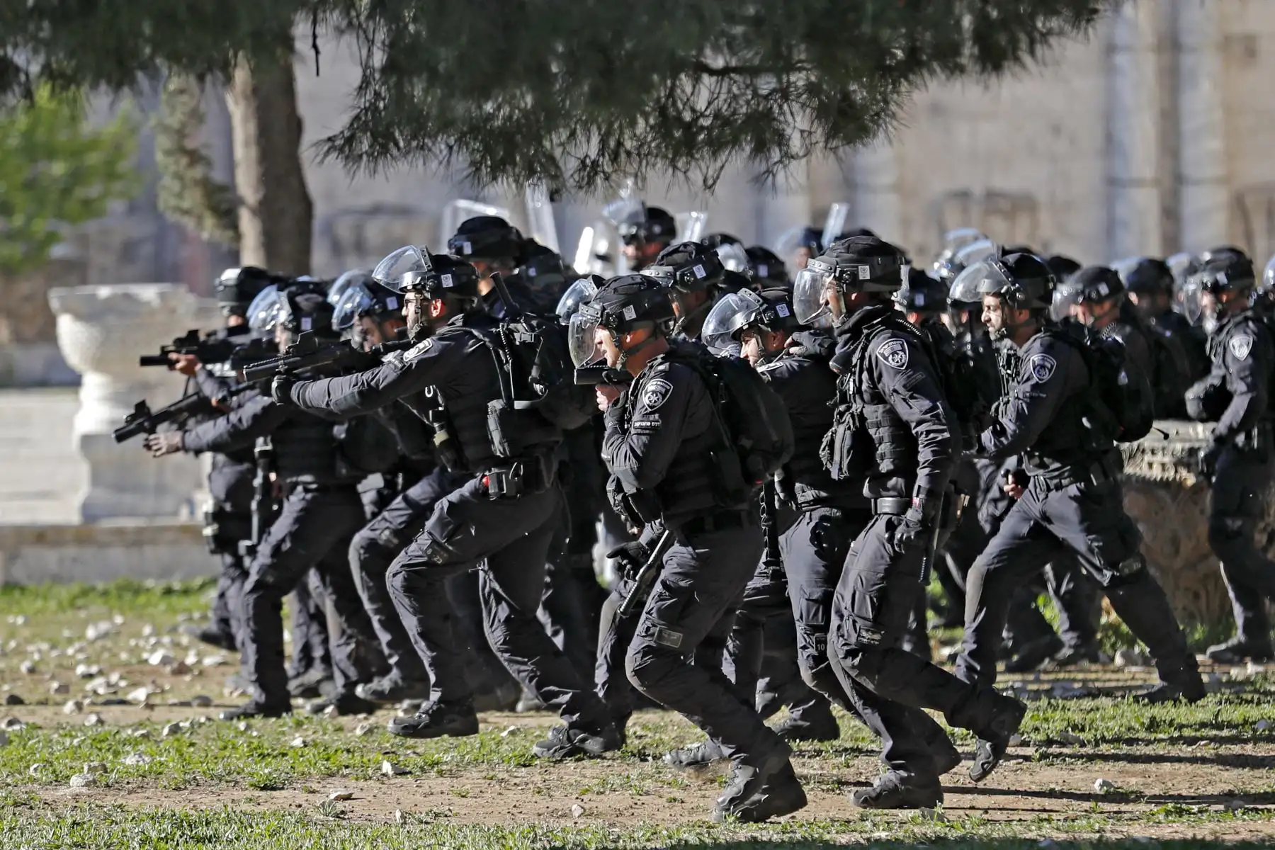 Fuerzas de seguridad israelíes avanzan durante los enfrentamientos en el complejo de la mezquita Al-Aqsa de Jerusalén. Foto: AFP