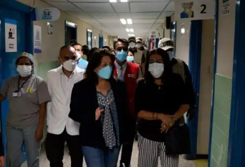 La ministra de la Mujer y Poblaciones Vulnerables, Diana Miloslavich Túpac, se reunió en Chiclayo con el padre y la madre de la menor de 3 años, víctima de secuestro y violación sexual.