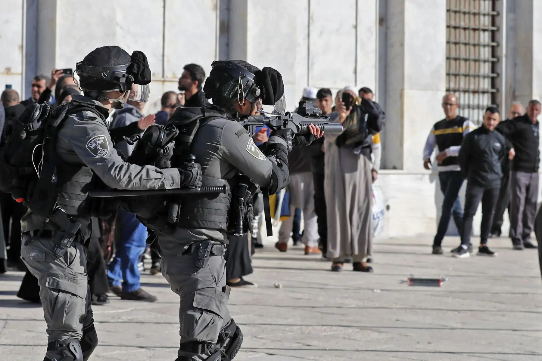 La policía israelí, durante los enfrentamientos en el complejo de la mezquita Al-Aqsa de Jerusalén. Foto: AFP