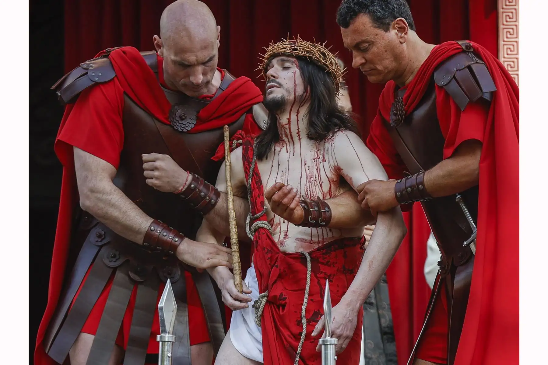 La localidad vizcaína de Balmaseda ha recuperado, tras dos años cancelada por la pandemia del COVID-19, su tradicional Pasión Viviente, con 350 personajes y que congrega cada año a miles de personas. Foto: EFE