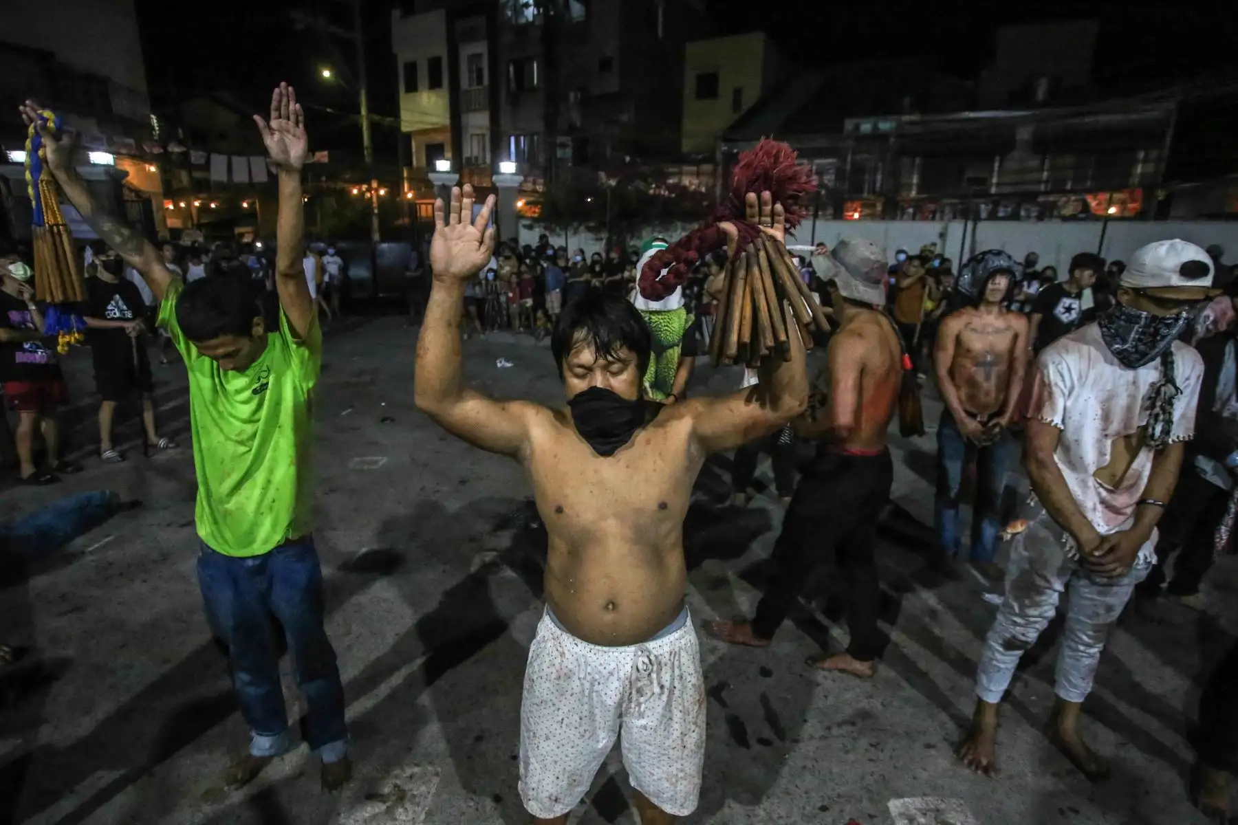 Católicos romanos recrean la pasión y muerte de Jesucristo como parte de la celebración de la Semana Santa en una calle de Manila. Foto: AFP