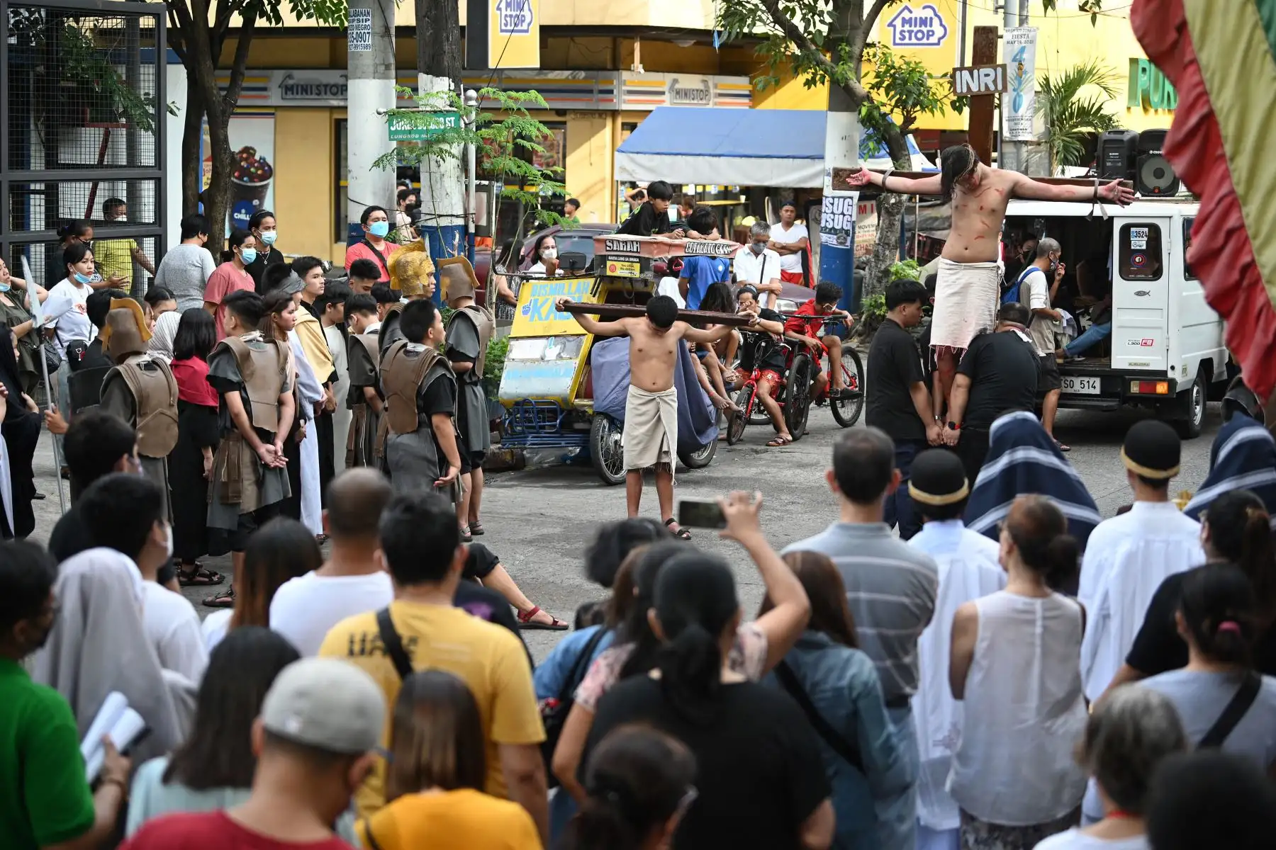 Católicos romanos recrean la pasión y muerte de Jesucristo como parte de la celebración de la Semana Santa en una calle de Manila. Foto: AFP