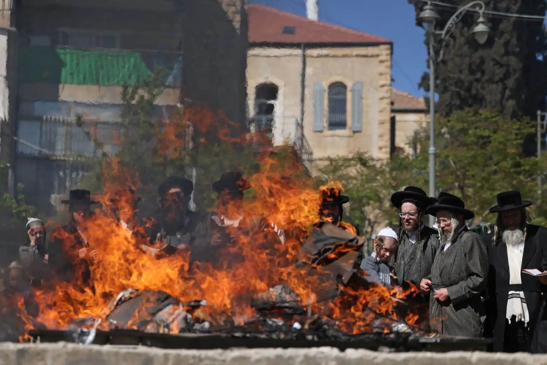 Judíos ultraortodoxos queman elementos con levadura durante el ritual de Biur Chametz  en Jerusalén, antes de la festividad judía de Pesaj (Pascua). Foto: AFP