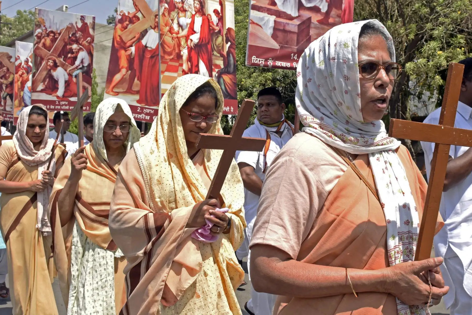 Monjas católicas en primer plano participan en una procesión del Viernes Santo en Amritsar. Foto. AFP