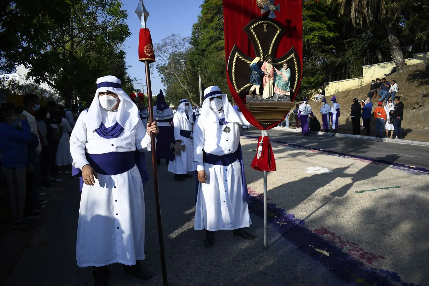 Fieles católicos participan en una procesión de la Candelaria durante la Semana Santa en la Ciudad de Guatemala. Foto: AFP
