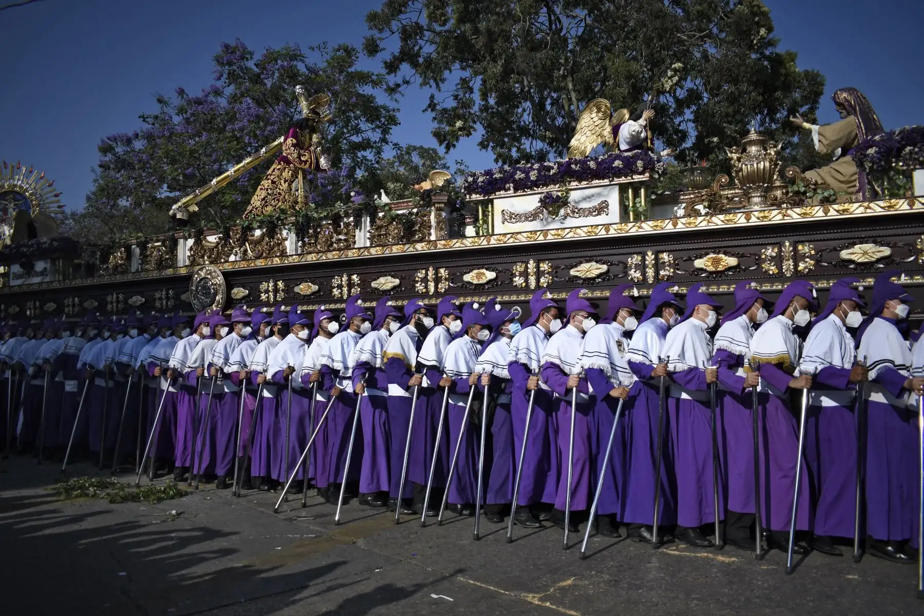 Una imagen de Jesús de Nazaret de la Candelaria es llevada por fieles católicos mientras participan en una procesión de la Candelaria durante la Semana Santa en la Ciudad de Guatemala. Foto: AFP
