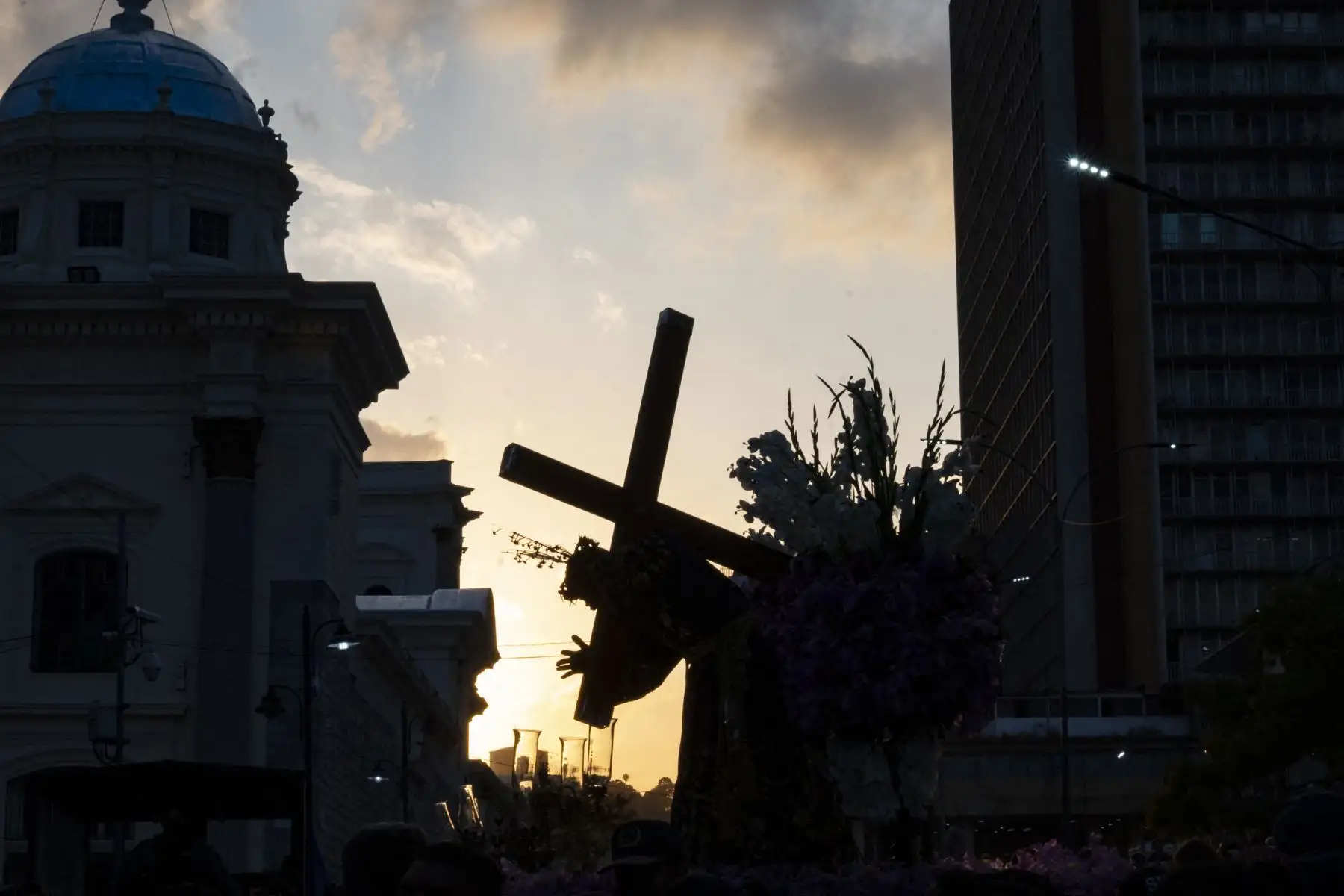 Feligreses católicos asisten a la tradicional procesión del Nazareno de San Pablo como parte de la celebración de la Semana Santa en Caracas. Foto: AFP