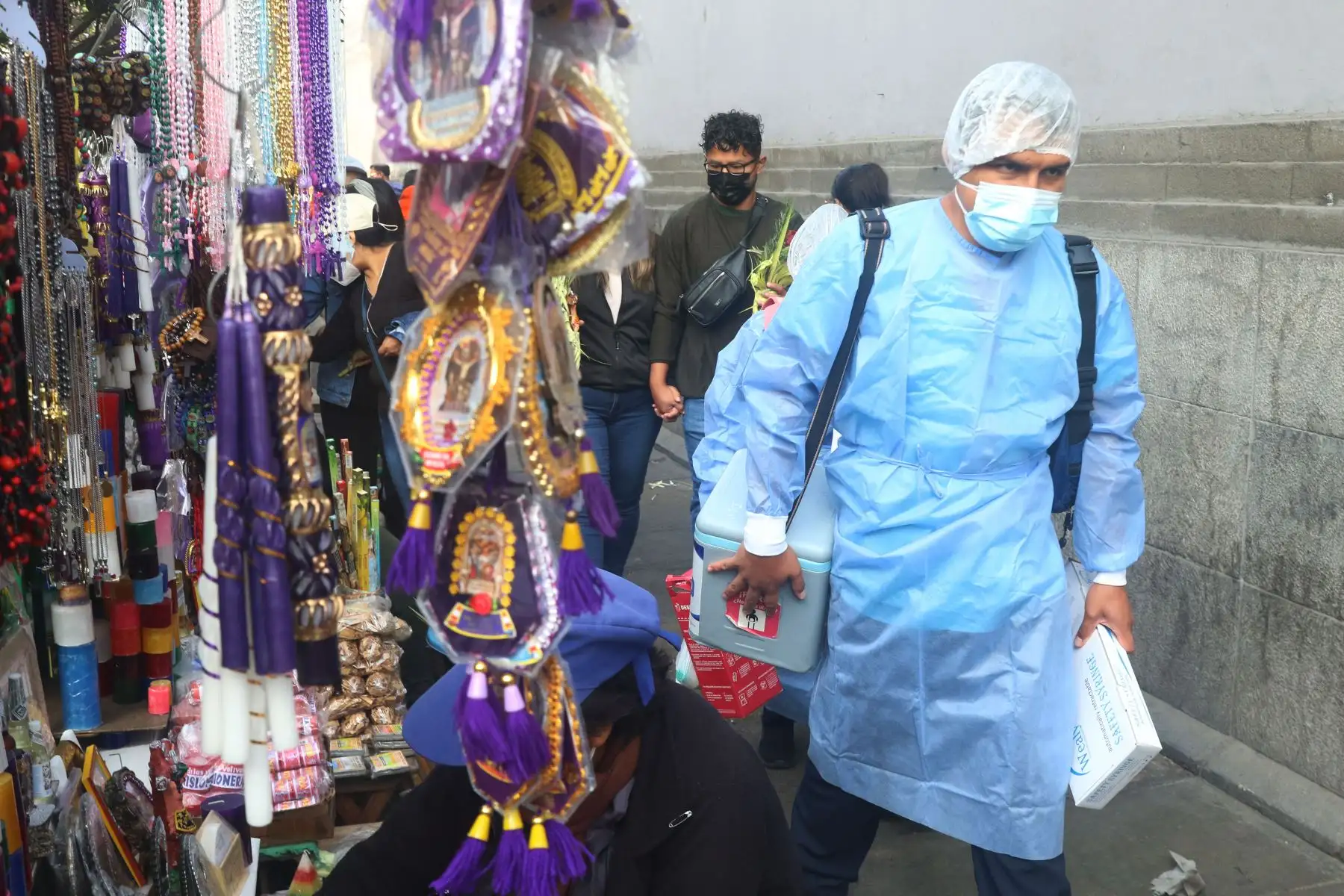 Para continuar promoviendo la vacunación en fechas de Semana Santa, el Ministerio de Salud (Minsa), a través de la Dirección de Redes Integradas de Salud (Diris) Lima Centro inmuniza contra la COVID-19 a las personas que acuden a las parroquias e iglesias más concurridas de la ciudad.Foto: ANDINA/Eddy Ramos