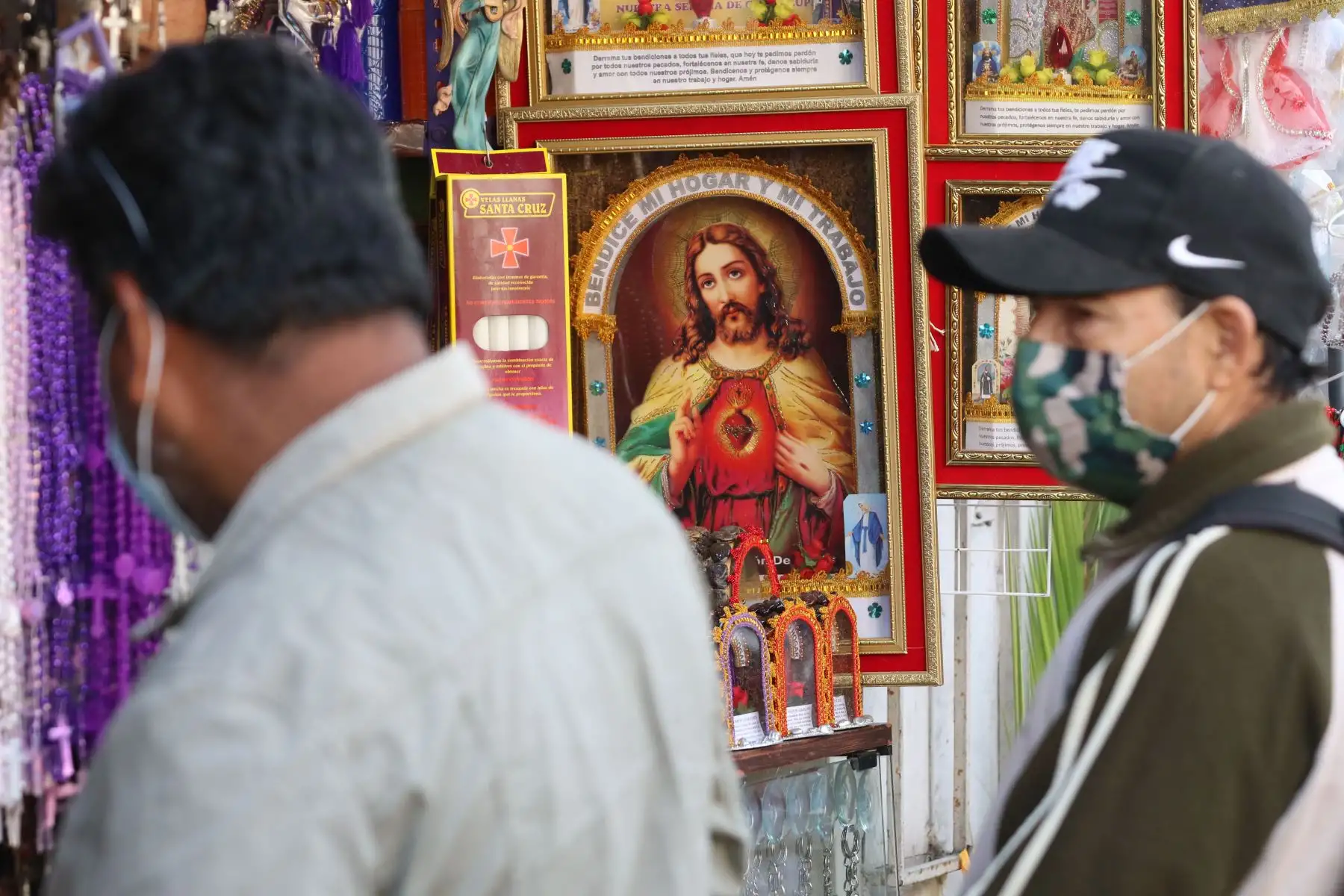 Devotos y comerciantes en el exteriores de la iglesia Las Nazarenas por 
Foto: ANDINA/Eddy Ramos