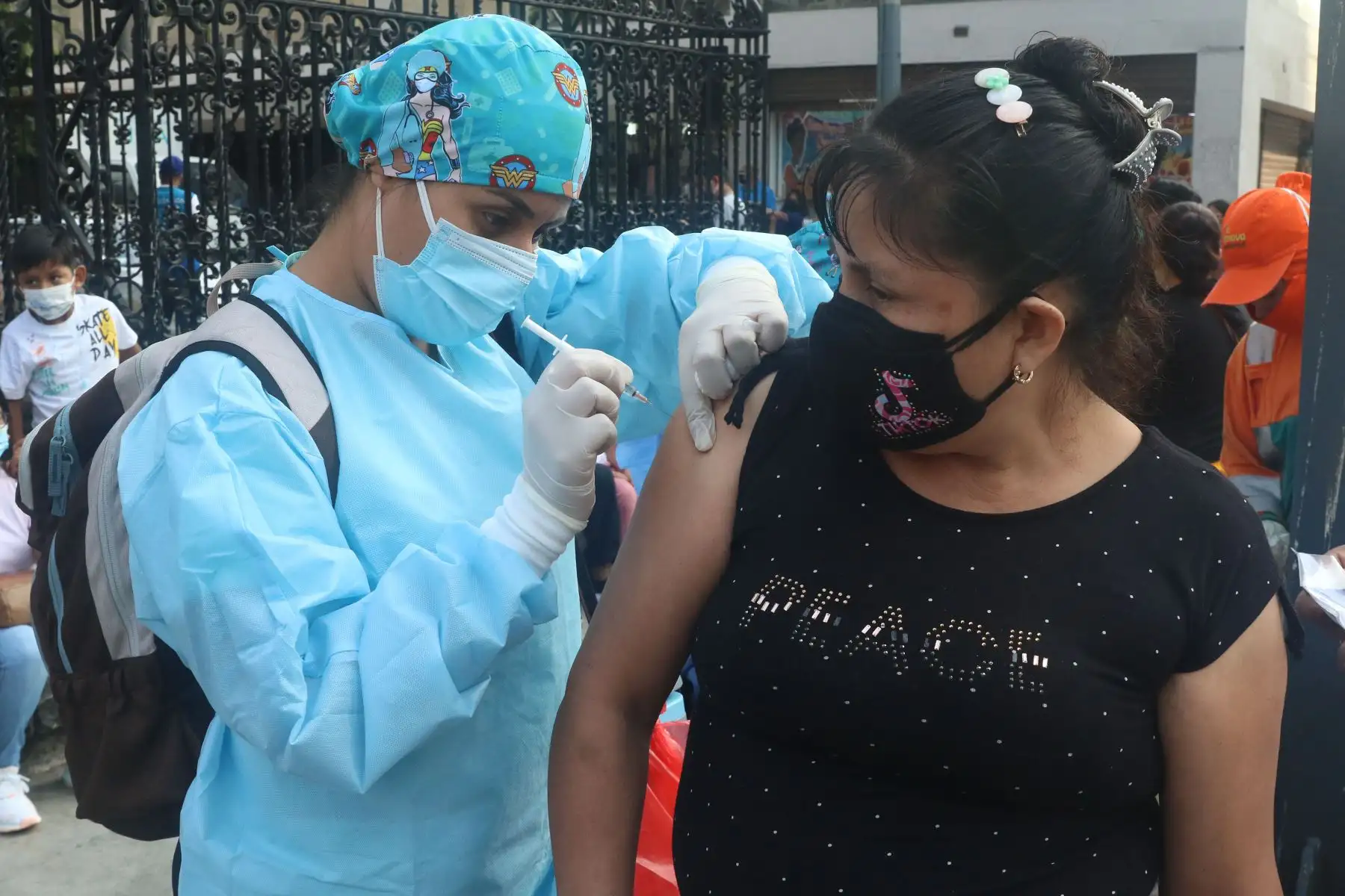 Para continuar promoviendo la vacunación en fechas de Semana Santa, el Ministerio de Salud (Minsa), a través de la Dirección de Redes Integradas de Salud (Diris) Lima Centro inmuniza contra la COVID-19 a las personas que acuden a las parroquias e iglesias más concurridas de la ciudad.Foto: ANDINA/Eddy Ramos