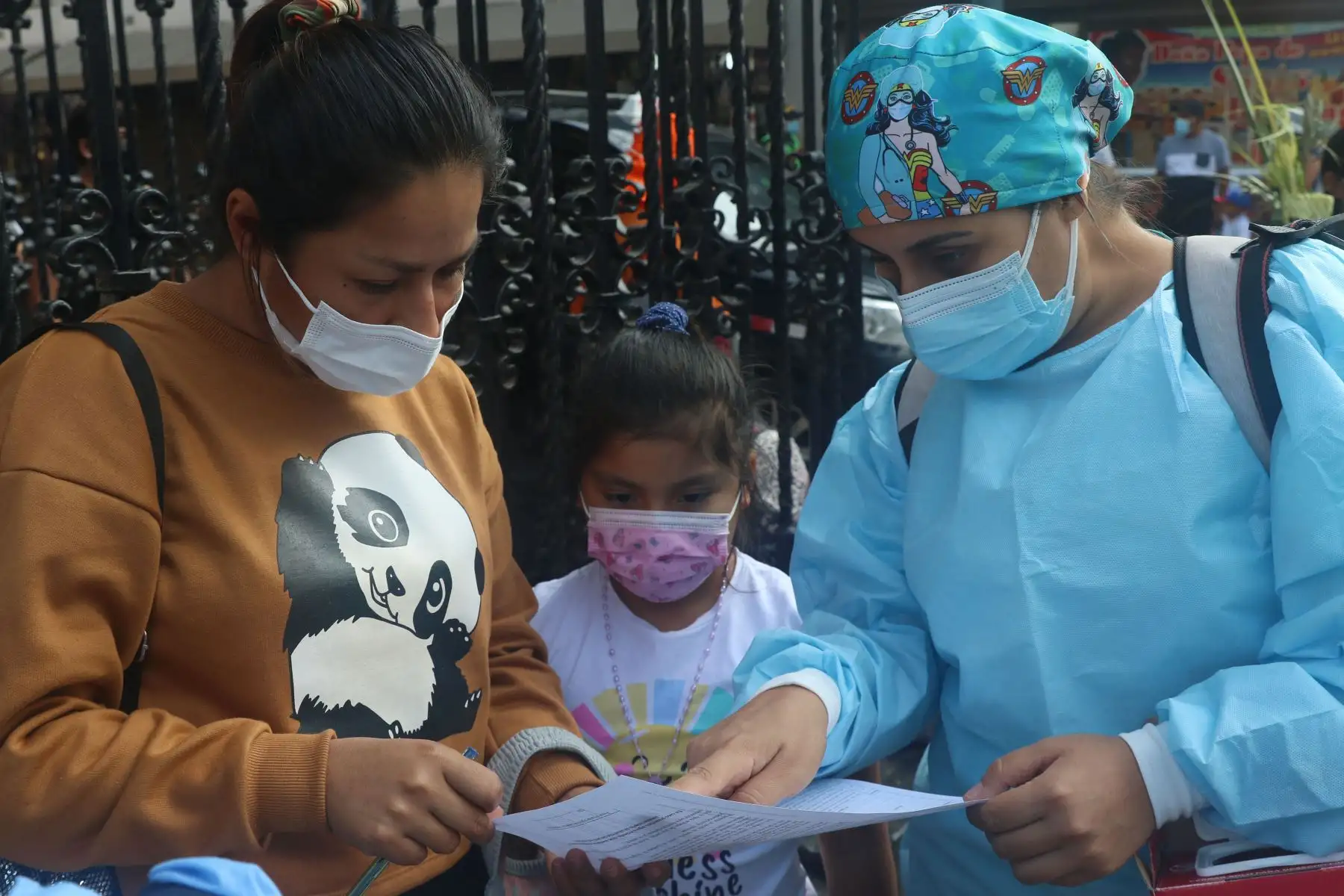 Además, se instalaron puntos de vacunación en los exteriores de la iglesia Santa Rosa de Lima, Catedral de Lima y Virgen del Carmen, en el horario de 7:00 am a 1:00 pm.
Foto: ANDINA/Eddy Ramos