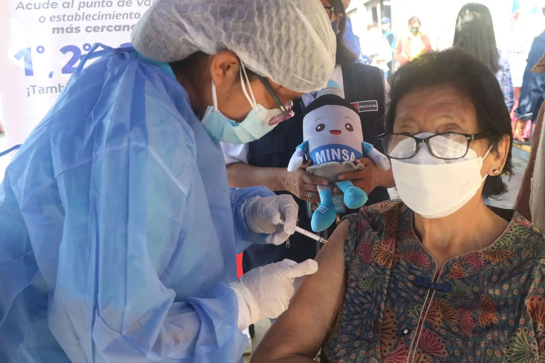 Para continuar promoviendo la vacunación en fechas de Semana Santa, el Ministerio de Salud (Minsa), a través de la Dirección de Redes Integradas de Salud (Diris) Lima Centro inmuniza contra la COVID-19 a las personas que acuden a las parroquias e iglesias más concurridas de la ciudad.Foto: ANDINA/Eddy Ramos
