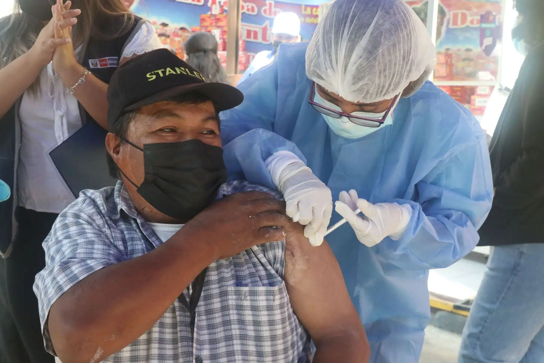 Para continuar promoviendo la vacunación en fechas de Semana Santa, el Ministerio de Salud (Minsa), a través de la Dirección de Redes Integradas de Salud (Diris) Lima Centro inmuniza contra la COVID-19 a las personas que acuden a las parroquias e iglesias más concurridas de la ciudad.Foto: ANDINA/Eddy Ramos